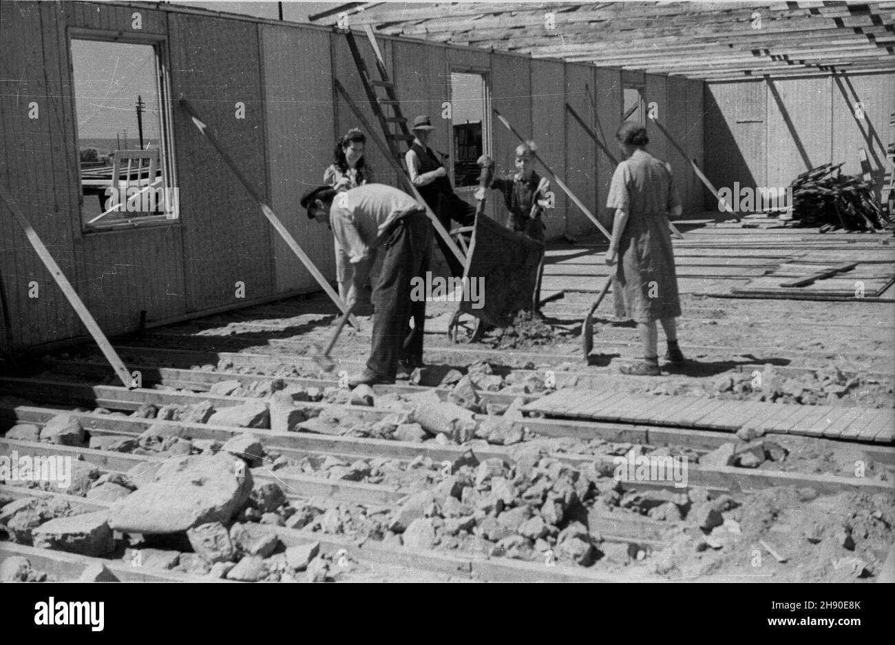 Gdañsk, 1947. Odbubowa zniszczonego w czasie II wojny œwiatowej Dworca Wiœlanego. NZ. Budowa baraków przy nabrze¿u. ka PAP/Komorowski Dok³adny miesi¹c i dzieñ wydarzenia nieustalone. Danzica, 1947. La ricostruzione della stazione di trasbordo Dworzec Wislany danneggiata dalla guerra. Nella foto: La costruzione di caserme al molo ka PAP/Komorowski Foto Stock