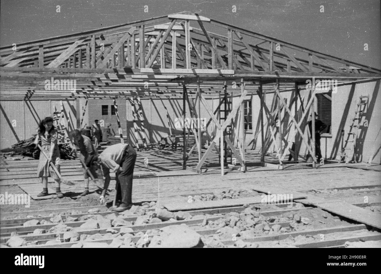 Gdañsk, 1947. Odbubowa zniszczonego w czasie II wojny œwiatowej Dworca Wiœlanego. NZ. Budowa baraków przy nabrze¿u. ka PAP/Komorowski Dok³adny miesi¹c i dzieñ wydarzenia nieustalone. Danzica, 1947. La ricostruzione della stazione di trasbordo Dworzec Wislany danneggiata dalla guerra. Nella foto: La costruzione di caserme al molo ka PAP/Komorowski Foto Stock