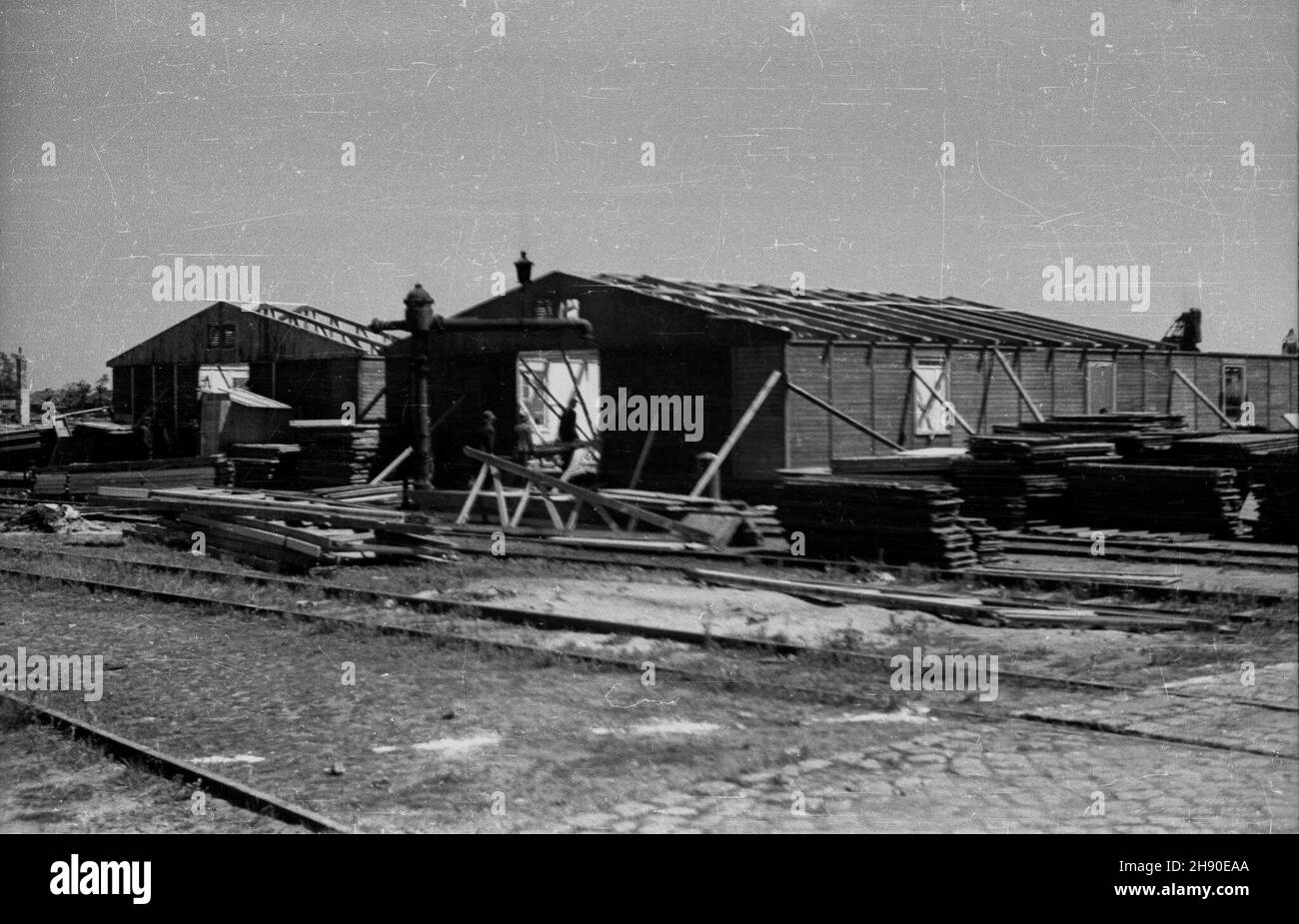 Gdañsk, 1947. Odbubowa zniszczonego w czasie II wojny œwiatowej Dworca Wiœlanego. NZ. Budowa baraków przy nabrze¿u. ka PAP/Komorowski Dok³adny miesi¹c i dzieñ wydarzenia nieustalone. Danzica, 1947. La ricostruzione della stazione di trasbordo Dworzec Wislany danneggiata dalla guerra. Nella foto: La costruzione di caserme al molo ka PAP/Komorowski Foto Stock