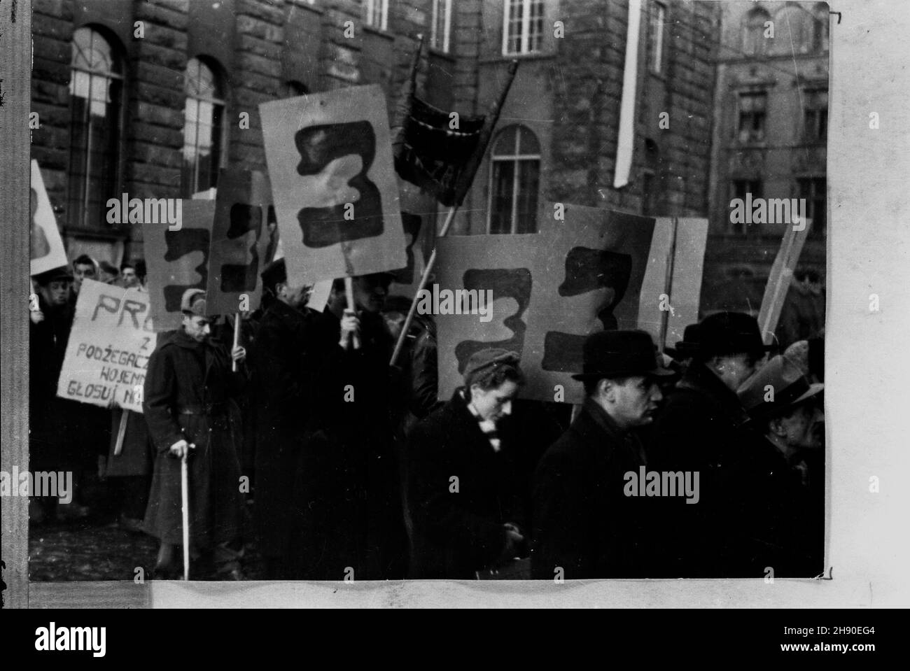 Warszawa, 1947-01. Wymory do Sejmu Ustawodawczego (19 stycznia 1947 r.). Blok Stronnictw Demokratycznych czterech partii: PPR, PPS, SL i SD otrzyma³ w ca³ym kraju listê do g³osowania numer trzy. W okresie poprzedzaj¹cym wybory nasili³a siê kampania propagandowa na rzecz oddawania g³osów na Blok. NZ. Manifestacja kobiet, cz³onkiñ Zwi¹zku Uczestników Walki Zbrojnej o Niepodleg³oœæ i Demokracjê. uu PAP/Stanis³aw D¹browiecki Dok³adny dzieñ wydarzenia nieustalony. Varsavia, 1947 gennaio. Elezioni al Sejm legislativo (il parlamento) svoltesi il 19 gennaio 1947. Il blocco di quattro pa democratiche Foto Stock