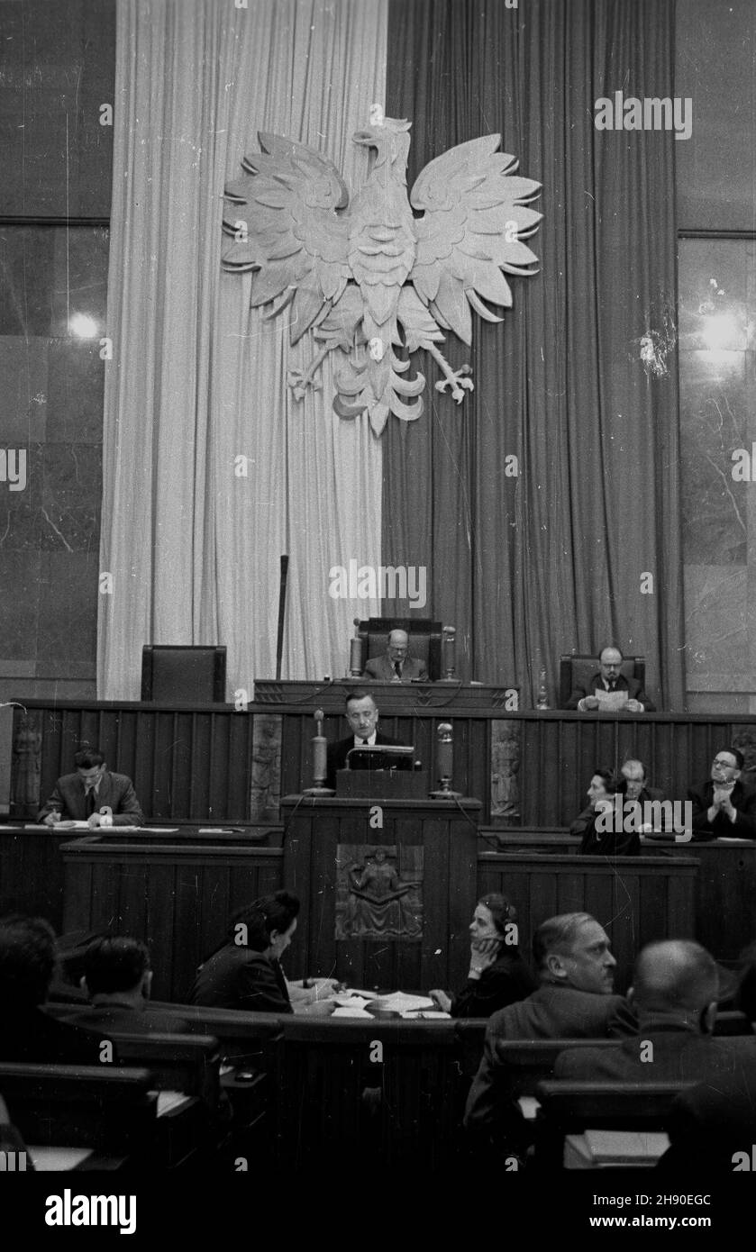 Warszawa, 1947. Posiedzenie Sejmu Ustawodawczego. NZ. ministro skarbu Costanty D¹browski wyg³asza przemówienie. W g³êbi marsza³ek Sejmu W³adys³aw Kowalski. ka PAP/Jerzy Baranowski Dok³adny miesi¹c i dzieñ wydarzenia nieustalone. Varsavia, 5 febbraio 1947. La prima seduta del Sejm legislativo. Nella foto: Il Ministro del Tesoro Konstanty Dabrowski ha tenuto un discorso. Sullo sfondo Sejm Speaker Wladyslaw Kowalski. wb PAP/Jerzy Baranowski Foto Stock