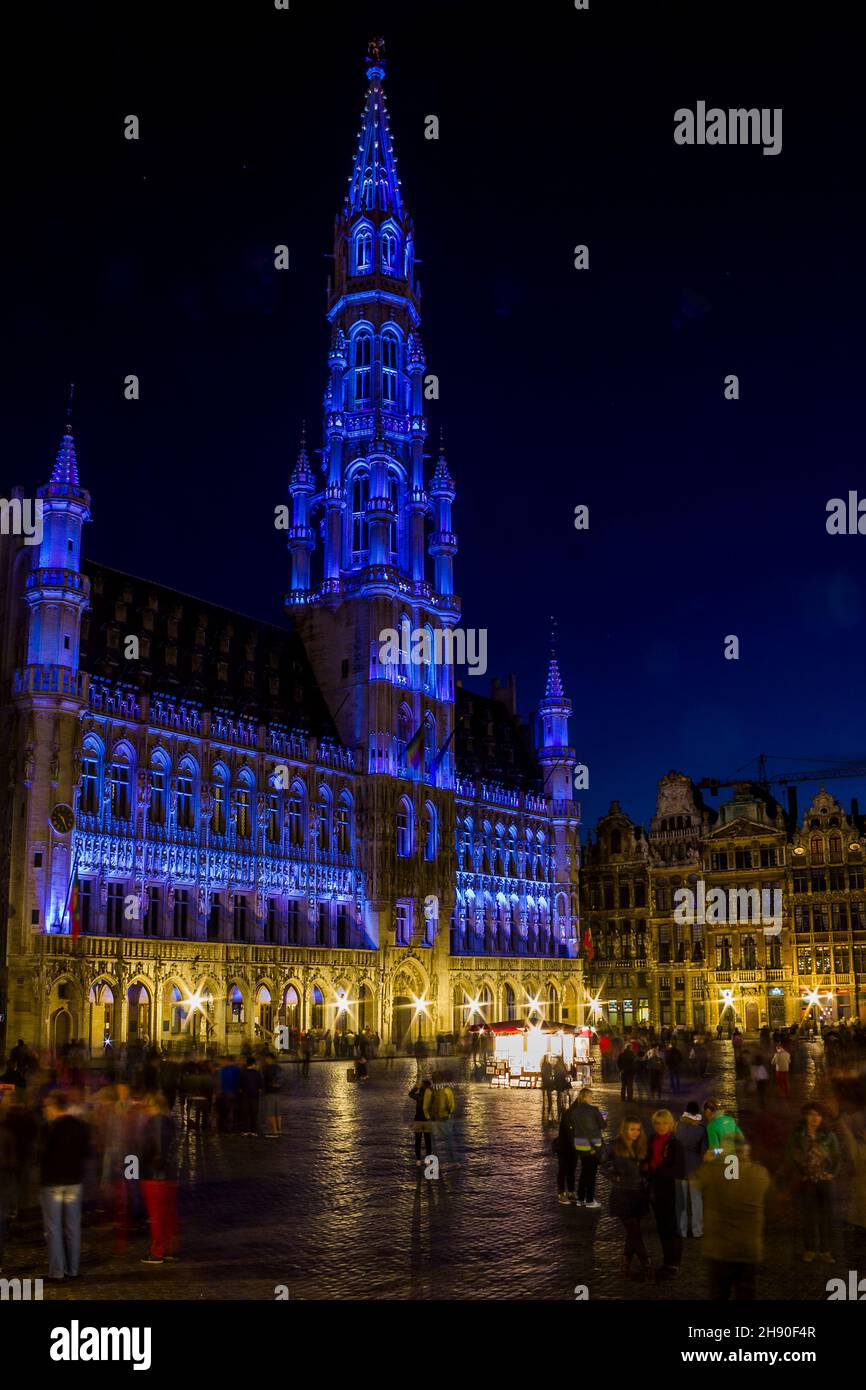 Questa è l'illuminazione dell'edificio del municipio di Bruxelles, che cambia colore nel tempo il 10 maggio 2013 a Bruxelles, Belgio. Foto Stock