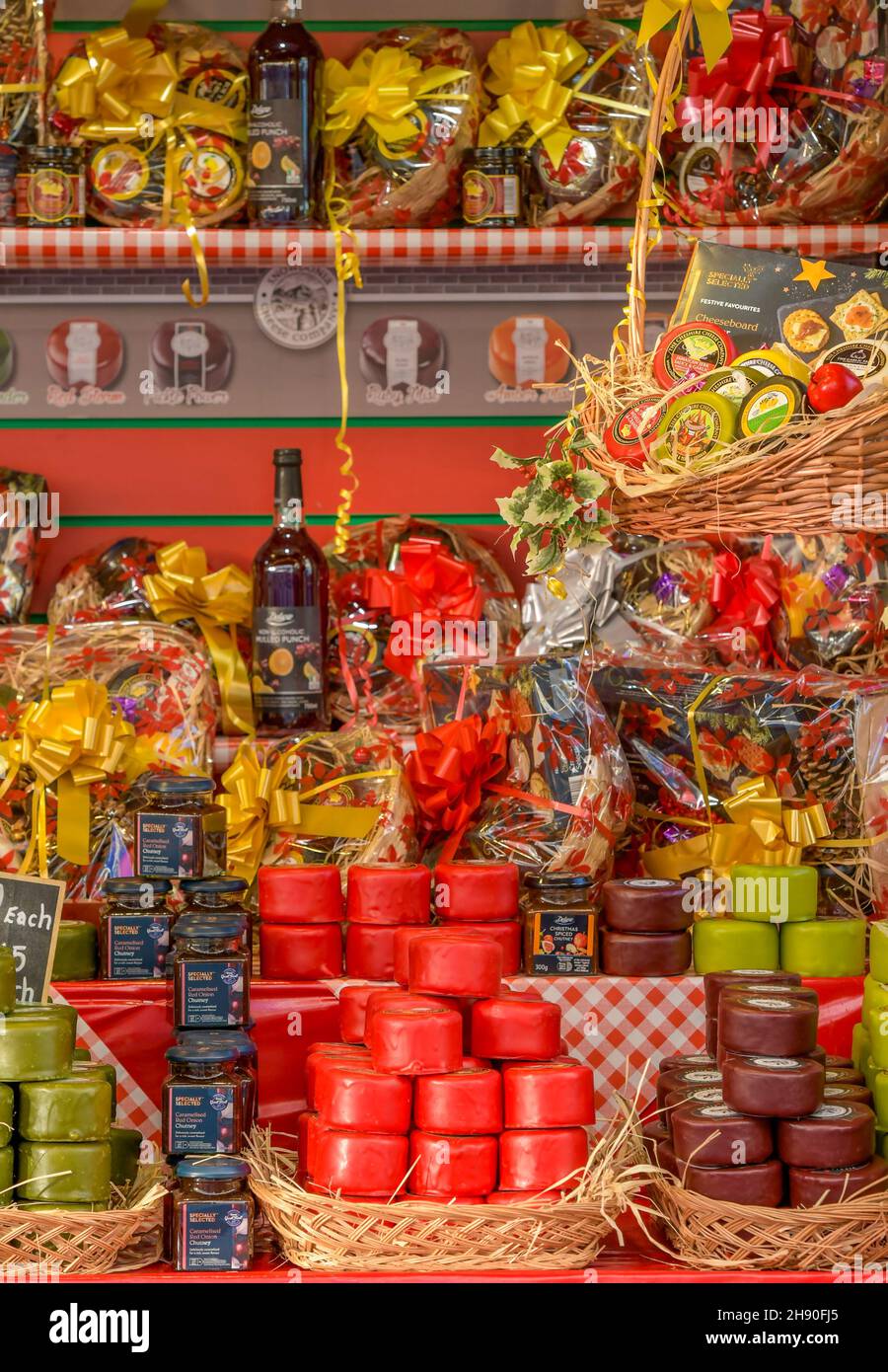 selezione di formaggi in vendita in una bancarella di mercato su un mercato di natale, cibi e fayre di festa, cibi di natale e regali su una bancarella di mercato di stagona. Foto Stock