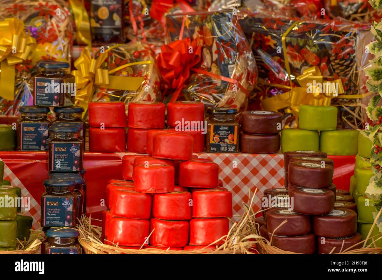 selezione di formaggi in vendita in una bancarella di mercato su un mercato di natale, cibi e fayre di festa, cibi di natale e regali su una bancarella di mercato di stagona. Foto Stock
