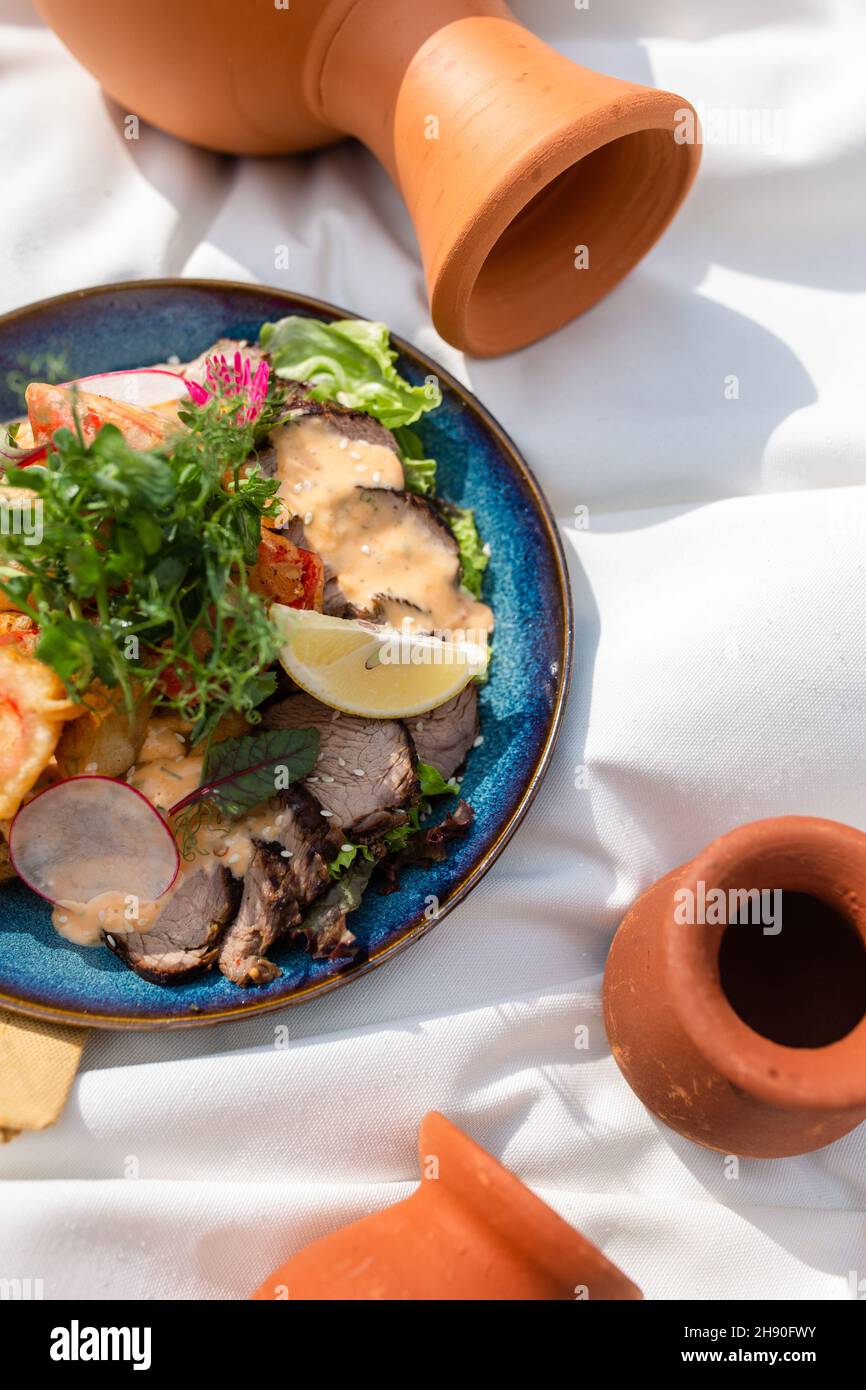 affettare la carne in un picnic vista dall'alto. Foto Stock