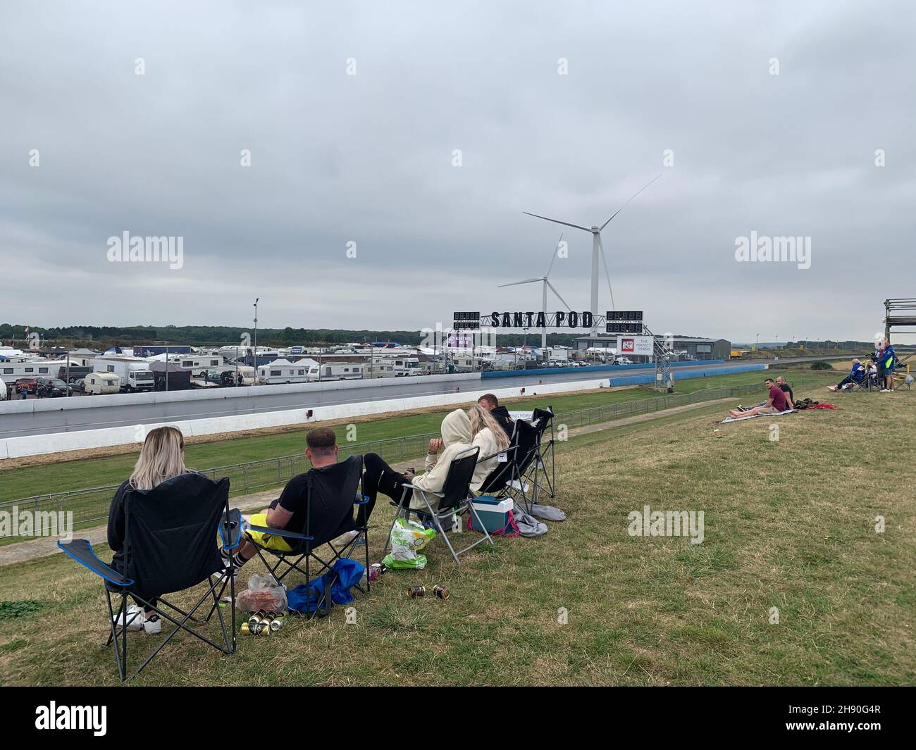 autodromo di Santa Pod Poddington Bedfordshire Regno Unito, autodromo, auto da corsa, vista sulla banca, gente che guarda il parco eolico, sedie erbose, sport in sedia, sport a velocità elevata Foto Stock