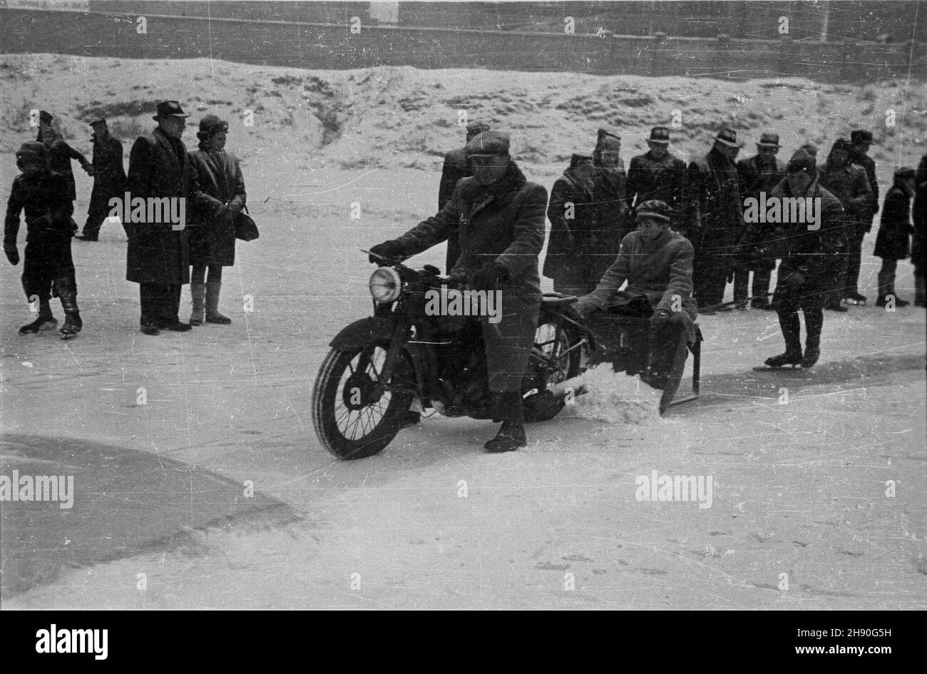 Warszawa, 1947-01-12. Mistrzostwa Okrêgu Warszawskiego w ³y¿wiarstwie zybkim na Jeziorku Kamionkowskim na Pradze. NZ. odœnie¿anie toru ³y¿wiarskiego. rd PAP/Stanis³aw D¹browiecki Varsavia, 12 gennaio 1947. Campionato del Distretto di Varsavia in Speed-skating sul Kamionkowskie Lakelet nel quartiere di Praga. Nella foto: Sgombero della neve dalla pista di pattinaggio. rd PAP/Stanislaw Dabrowiecki Foto Stock