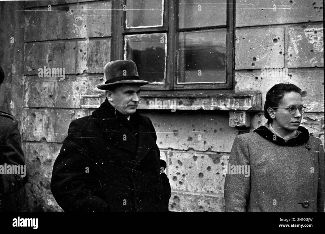 Warszawa, 1947-01-19. Wymory do Sejmu Ustawodawczego. premier Tymczasowego Rz¹du Jednoœci Narodowej Edward Osóbka-Morawski w kolejce do lokalu Obwodowej Komisji Wyborczej przy ul. Brocarnej. bb/gr PAP/Jerzy Baranowski Varsavia, 19 gennaio 1947. Elezioni del Sejm (parlamento). Foto: Primo Ministro del Governo provvisorio di unità Nazionale Edward Osobka-Morawski in linea con la stazione di voto in via Brovarna. bb/gr PAP/Jerzy Baranowski Foto Stock