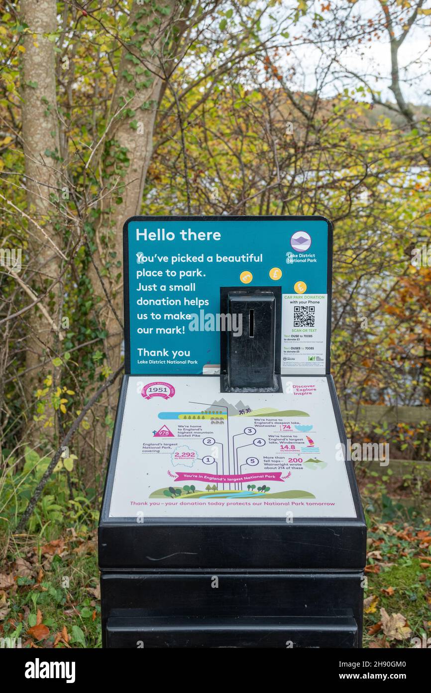 Parcheggio a pagamento presso il lago Bassenthwaite nel Lake District National Park, Cumbria, Inghilterra, Regno Unito Foto Stock