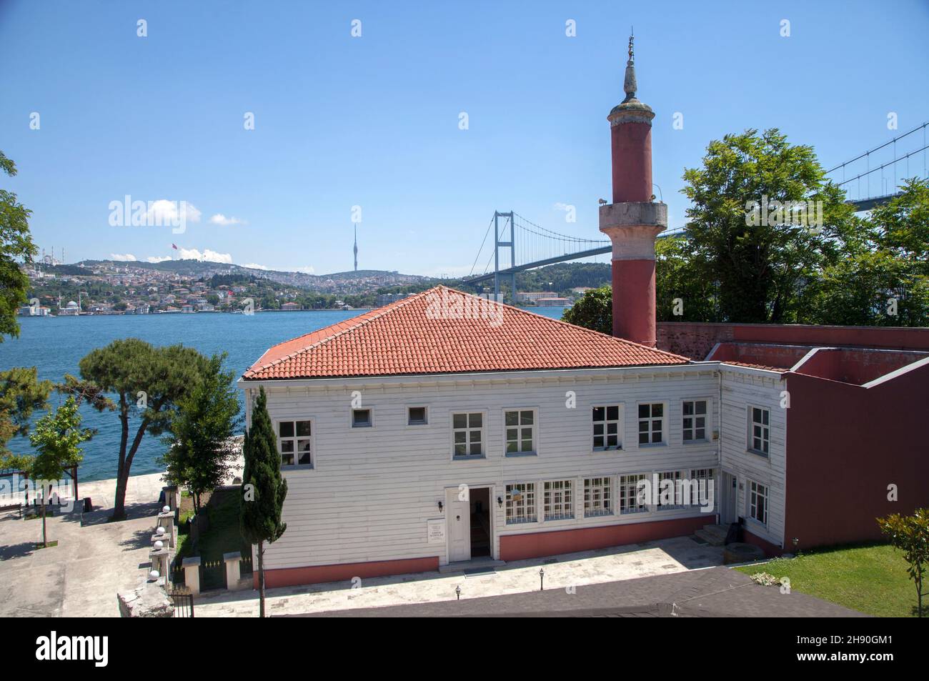 Besiktas,Istanbul - 6-10-2021:Bosforo e Defterdar İbrahim Pasa vista moschea Foto Stock