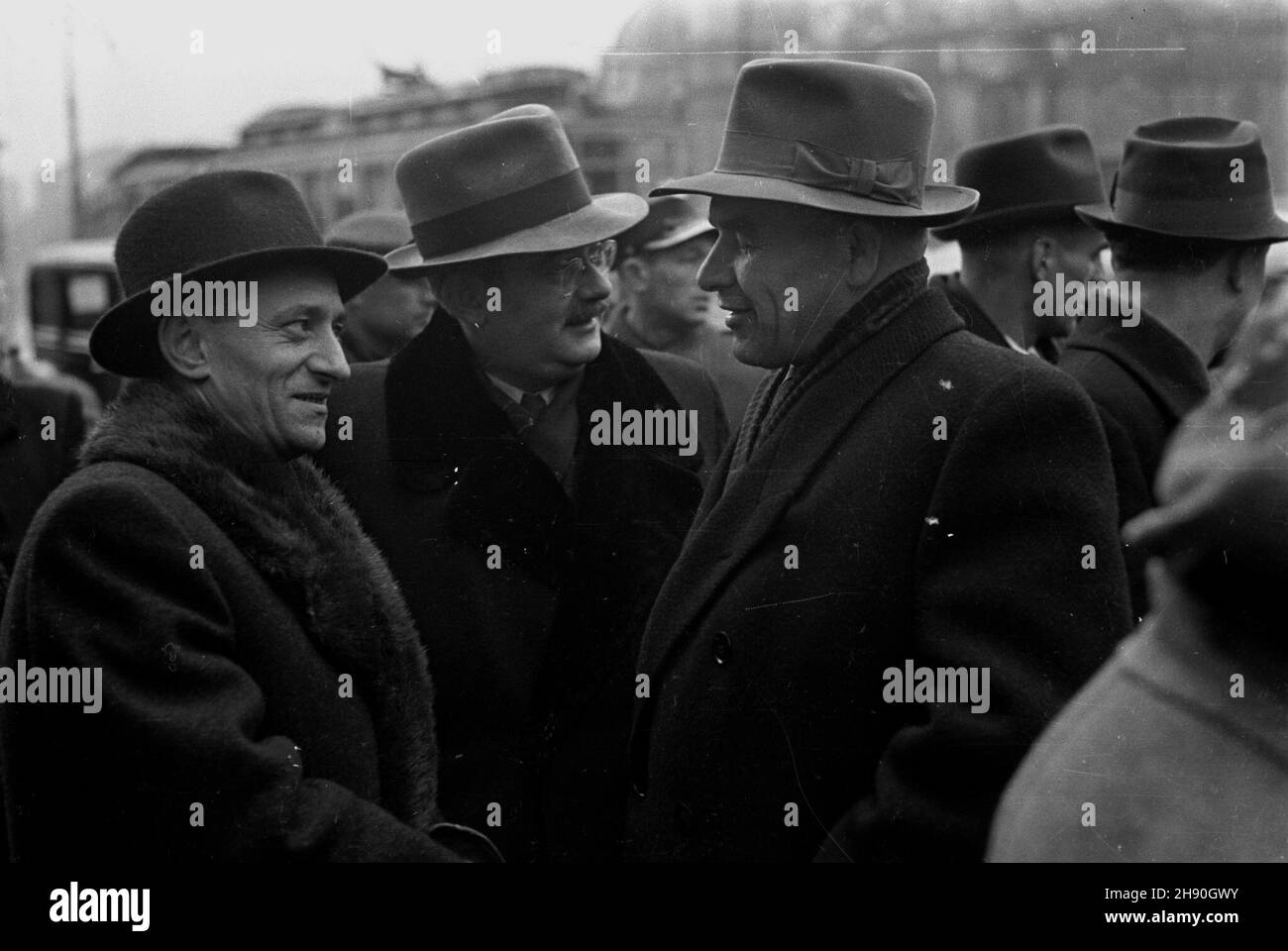 Warszawa, 1947-01-19. Wymory do Sejmu Ustawodawczego. de lewej: Roman Zambrowski, Hilary MiNC i W³adys³aw Gomu³ka przed lokalem Komisji Wyborczej nr 21 przy ul. Mokotowskiej 12. bb/gr PAP/Stanis³aw D¹browiecki Varsavia, 19 gennaio 1947. Elezioni del Parlamento. Foto da sinistra: Roman Zambrowski, Hilary MiNC e Wladyslaw Gomulka di fronte alla stazione di voto No. 21 in via 12 mokotowska. bb/gr PAP/Stanislaw Dabrowiecki Foto Stock