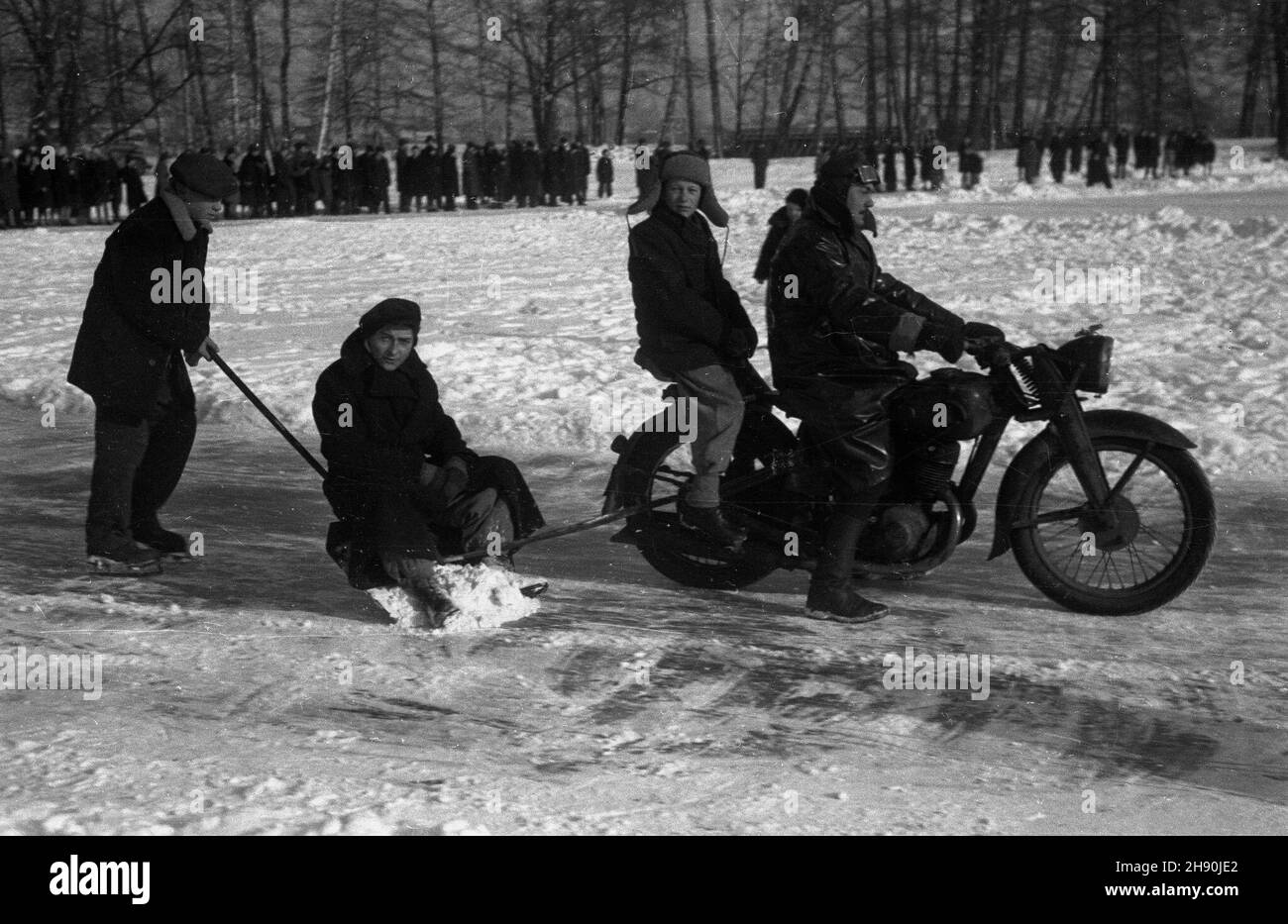 Pruszków, 1947-02. Odœnie¿anie jeziora pruszkowskiego pod Warszaw¹, przed zawodami w jeŸdzie szybkiej na lodzie o mistrzostwo polski. Ad PAP/Stanis³aw D¹browiecki Dok³adny dzieñ wydarzenia nieustalony. Pruszkow, 1947 febbraio. Sgombrare la neve dal lago di Pruszkow vicino a Varsavia, in vista di una gara di pattinaggio a velocità del campionato polacco. Ad PAP/Stanislaw Dabrowiecki Foto Stock