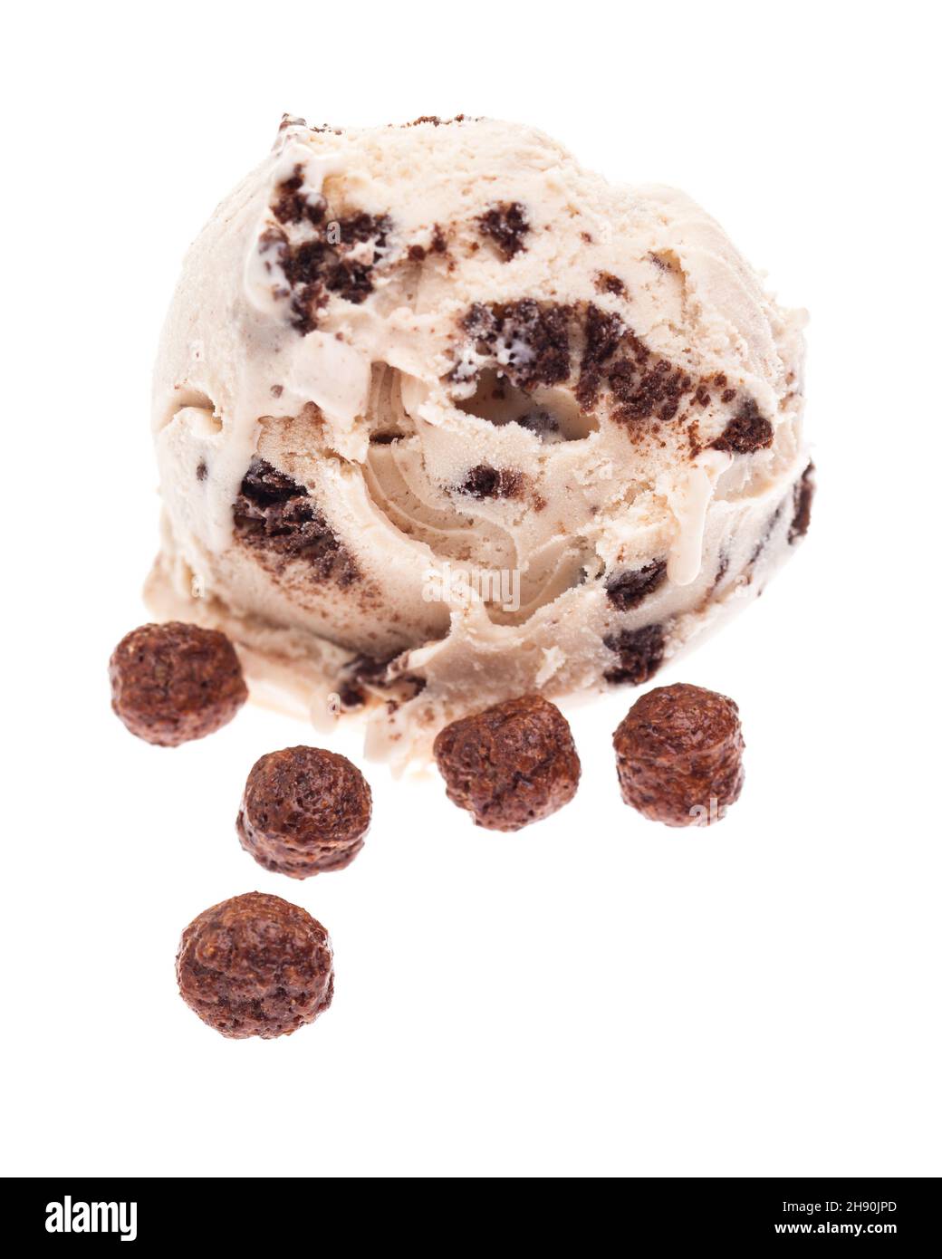 Una paletta di gelato con pezzi di pasta isolati su sfondo bianco Foto Stock