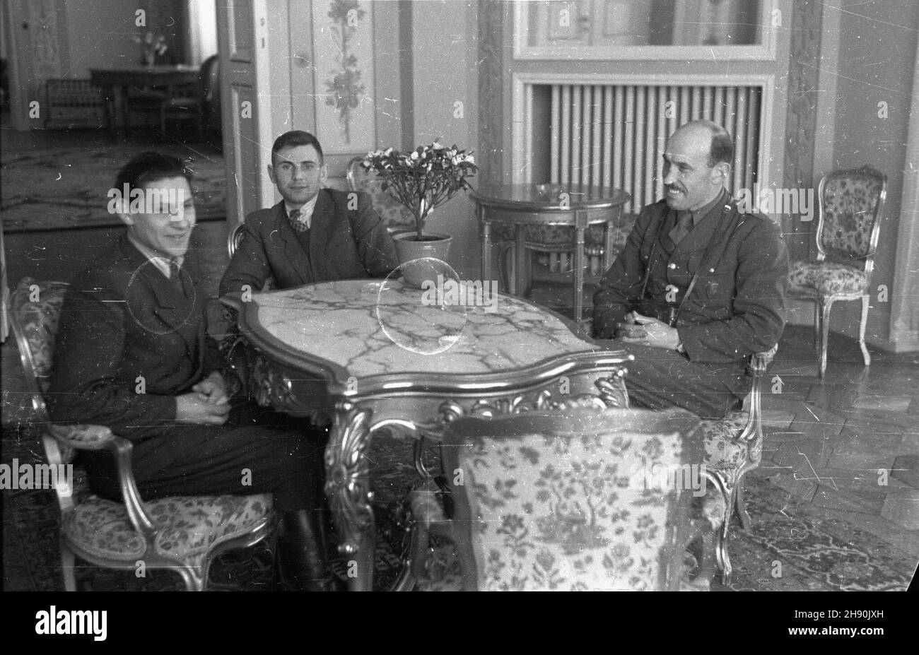 Warszawa, 1947-02. Ekipa Polskiej Kroniki Filmowej (PKF) w Belwederze. NZ. m.in. Operatore Karol Szczeciñski (1P). wb PAP/Stanis³aw D¹browiecki Dok³adny dzieñ wydarzenia nieustalony. Varsavia, 1947 febbraio. Una squadra di newsreel polacchi nel Palazzo Belvedere. Nella foto: Cameraman Karol Szczecinski (1° a destra). wb PAP/Stanislaw Dabrowiecki Foto Stock