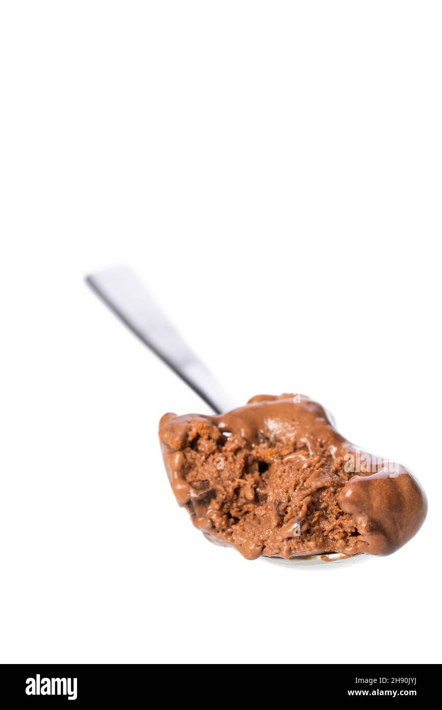 cucchiaio con gelato al cioccolato isolato su sfondo bianco Foto Stock