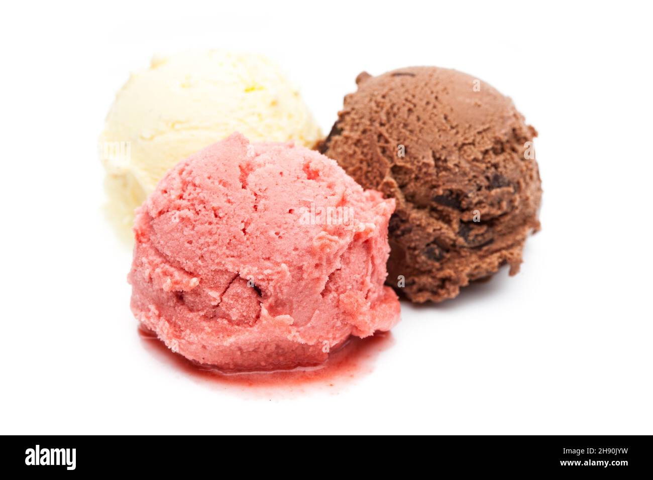 Gelato alla fragola, alla vaniglia e al cioccolato isolato su sfondo bianco Foto Stock