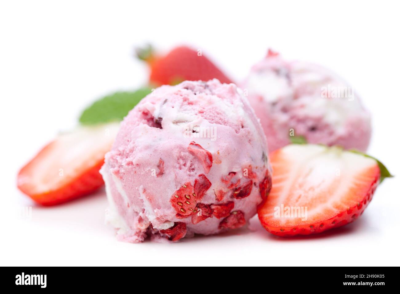 Due cucchiai di gelato alla fragola con frutta Foto Stock