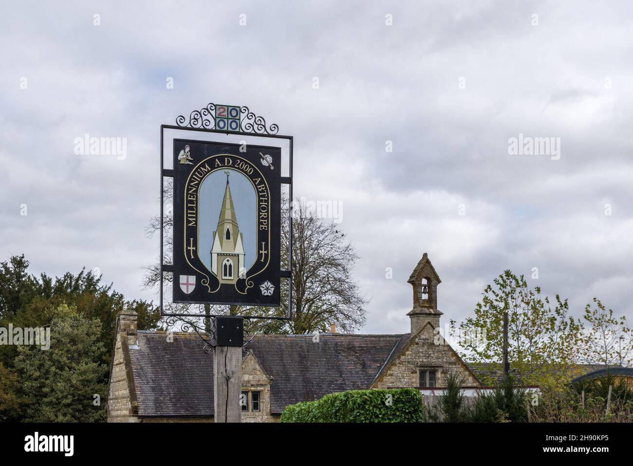 Simbolo del Millennio, raffigurante la torre della chiesa e la guglia, nel villaggio di Abthorpe, Northamptonshire, Regno Unito Foto Stock