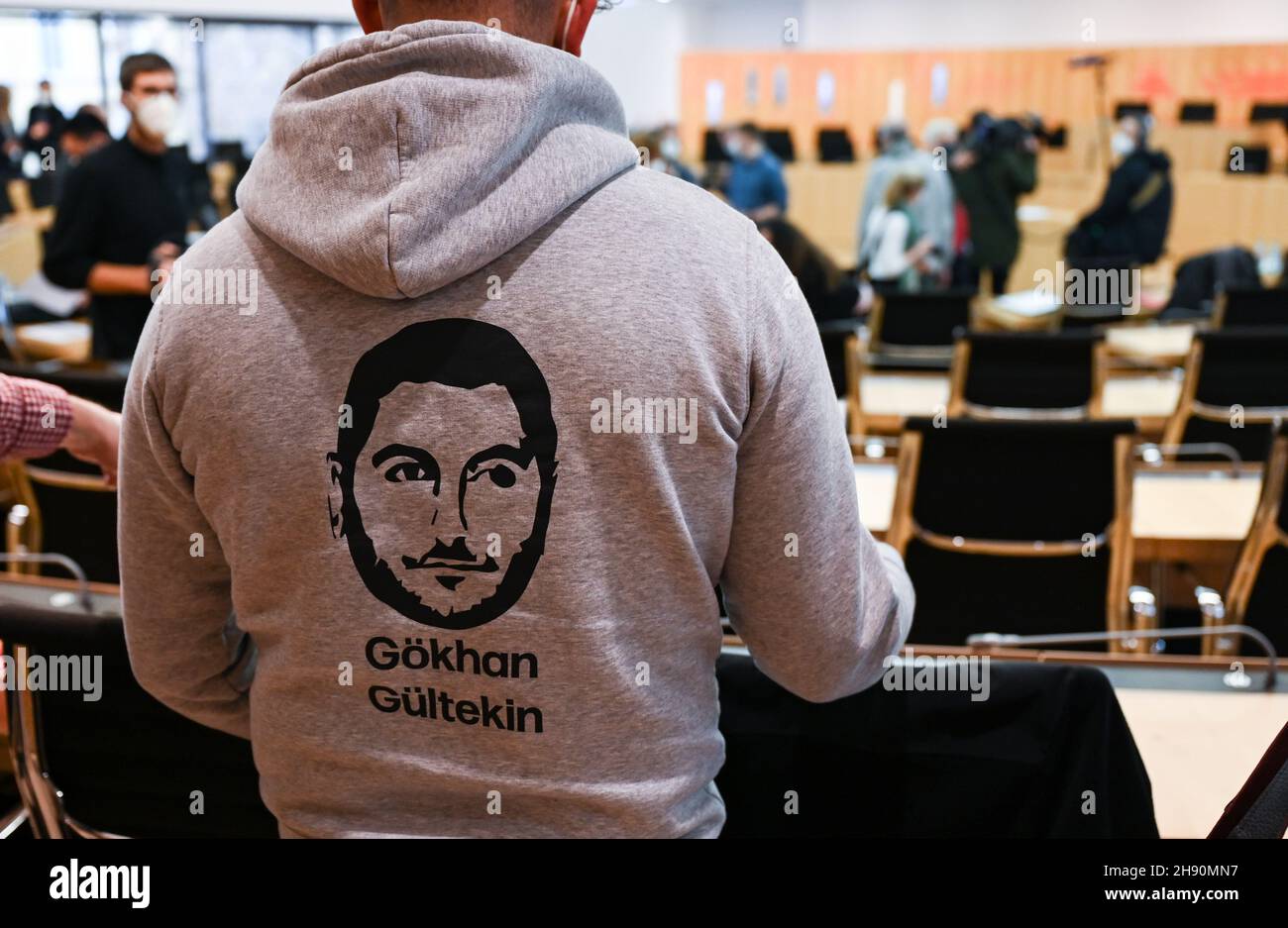 Wiesbaden, Germania. 03 dicembre 2021. Un parente di gökhan Gültekin, una delle vittime dell'attacco razzista di Hanau nel 2020, indossa un maglione con la foto della vittima nella sala plenaria del parlamento hessiano. I parenti di due vittime dell'attacco saranno ascoltati come testimoni all'inizio del comitato di inchiesta di Hanau del parlamento di Stato hessiano. Il punto centrale del comitato d'inchiesta è un possibile fallimento delle autorità prima, durante e dopo la notte del crimine il 19 febbraio 2020. Credit: Arne Dedert/dpa/Alamy Live News Foto Stock