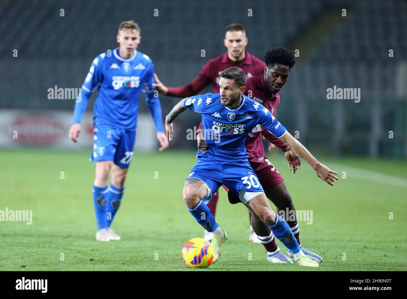 Petar Stojanovic di Empoli FC e Ola Aina di Torino FC combattono per la palla durante la Serie A match tra Torino FC ed Empoli FC allo Stadio Olimpico il 2 dicembre 2021 a Torino. Foto Stock