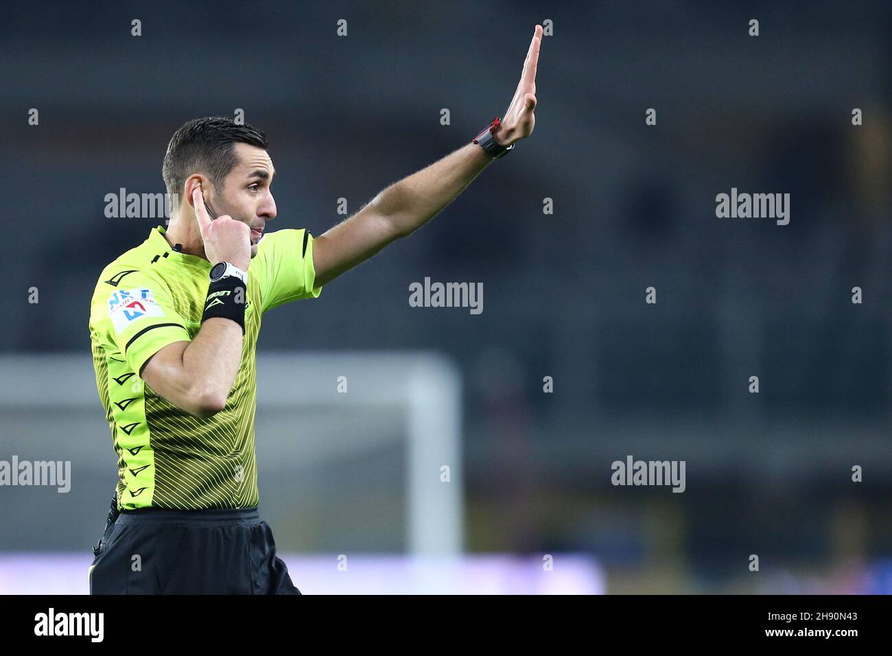 L'arbitro ufficiale Andrea Colombo si è impresso durante la Serie A match tra Torino FC ed Empoli FC allo Stadio Olimpico il 2 dicembre 2021 a Torino. Foto Stock