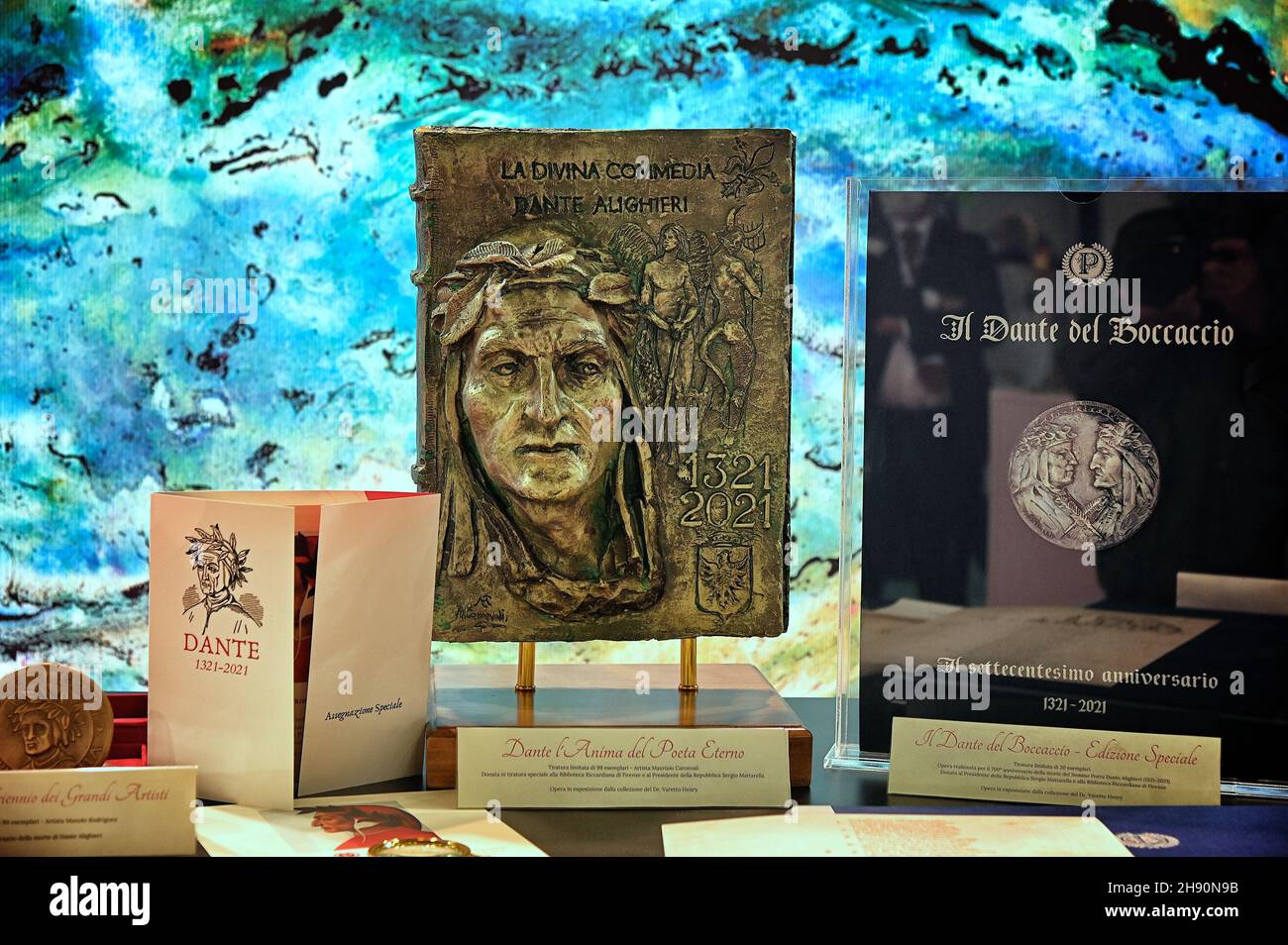 TORINO, ITALIA - 17 ottobre 2021: Opere artistiche commemorative per il poeta italiano Dante Alighieri in mostra in una fiera culturale di Torino Foto Stock