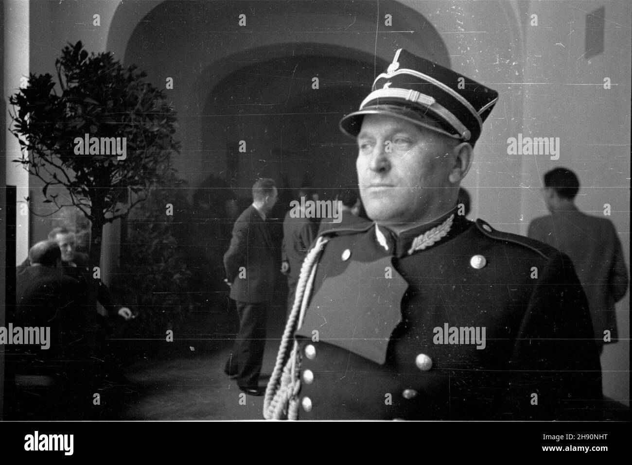 Warszawa, 1947-02-21. Komendant Stra¿y Marsza³kowskiej Zawadzki (ubrany w granatowy mundur z amarantowymi akselbantami) w kuluarach sejmu. wb PAP/Stanis³aw Urbanowicz Varsavia, 21 febbraio 1947. Capo del Sejm Speaker Guard Zawadzki (indossando una divisa blu scuro con aiguillettes rosse viola) nelle camere posteriori di Sejm. wb PAP/Stanislaw Urbanowicz Foto Stock