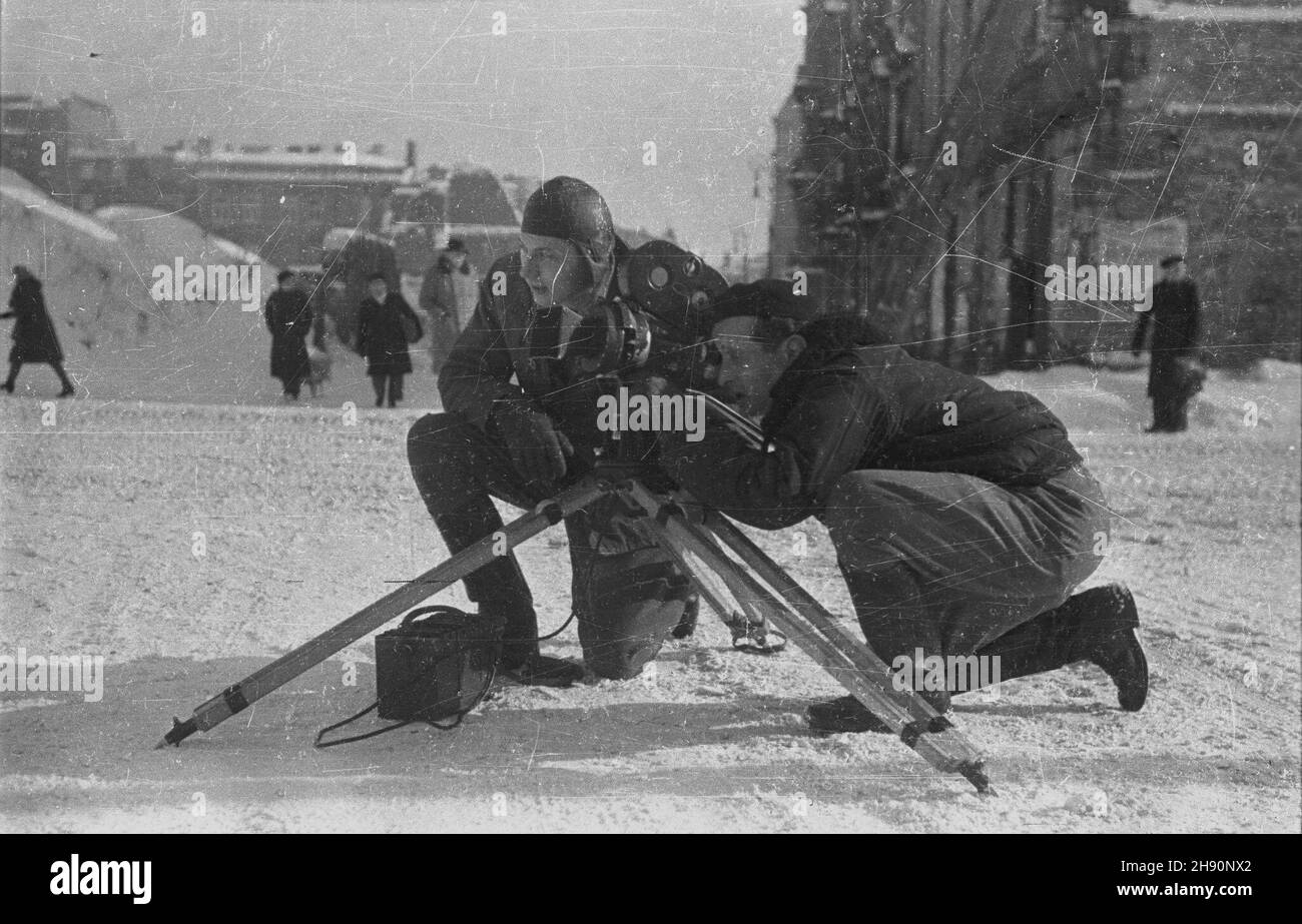 Warszawa, 1947-02-26. Operatorzy Polskiej Kroniki Filmowej Mieczys³aw Wiesio³ek (L) i W³adys³aw Forbert. Ad PAP/Stanis³aw D¹browiecki Varsavia, 26 febbraio 1947. La bobina di notizie polacca cameramen Mieczyslaw Wiesiolek (a sinistra) e Wladyslaw Forbert. Ad PAP/Stanislaw Dabrowiecki Foto Stock