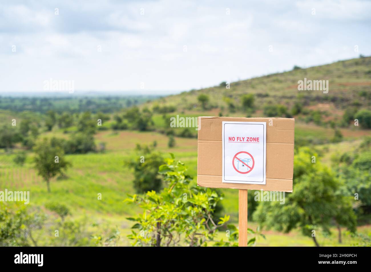 Focus on Sign board, No Fly zone Sign board on top of Hill - concetto di zone restrittive drone Foto Stock