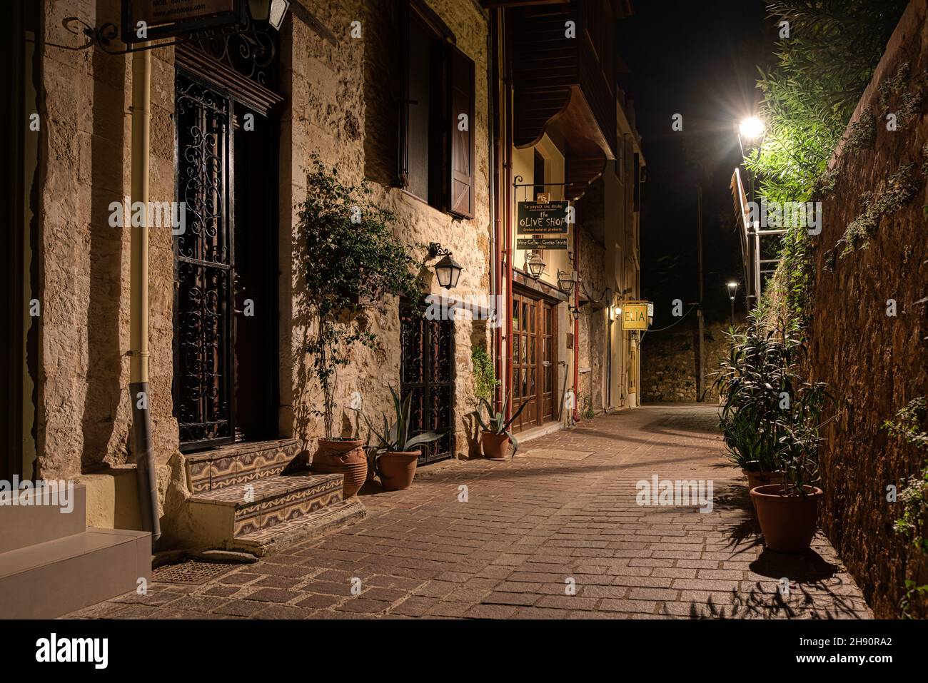 Vicolo scuro illuminato da una luce di strada nella città vecchia di Chania, Creta, Grecia, 16 ottobre 2021 Foto Stock