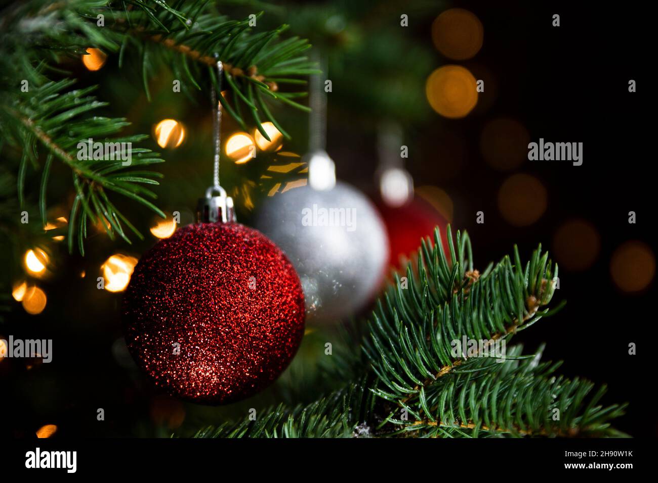 Decorazione di Natale e ornamenti primo piano su un albero di Natale. Buon Natale e Felice Anno Nuovo. Foto Stock
