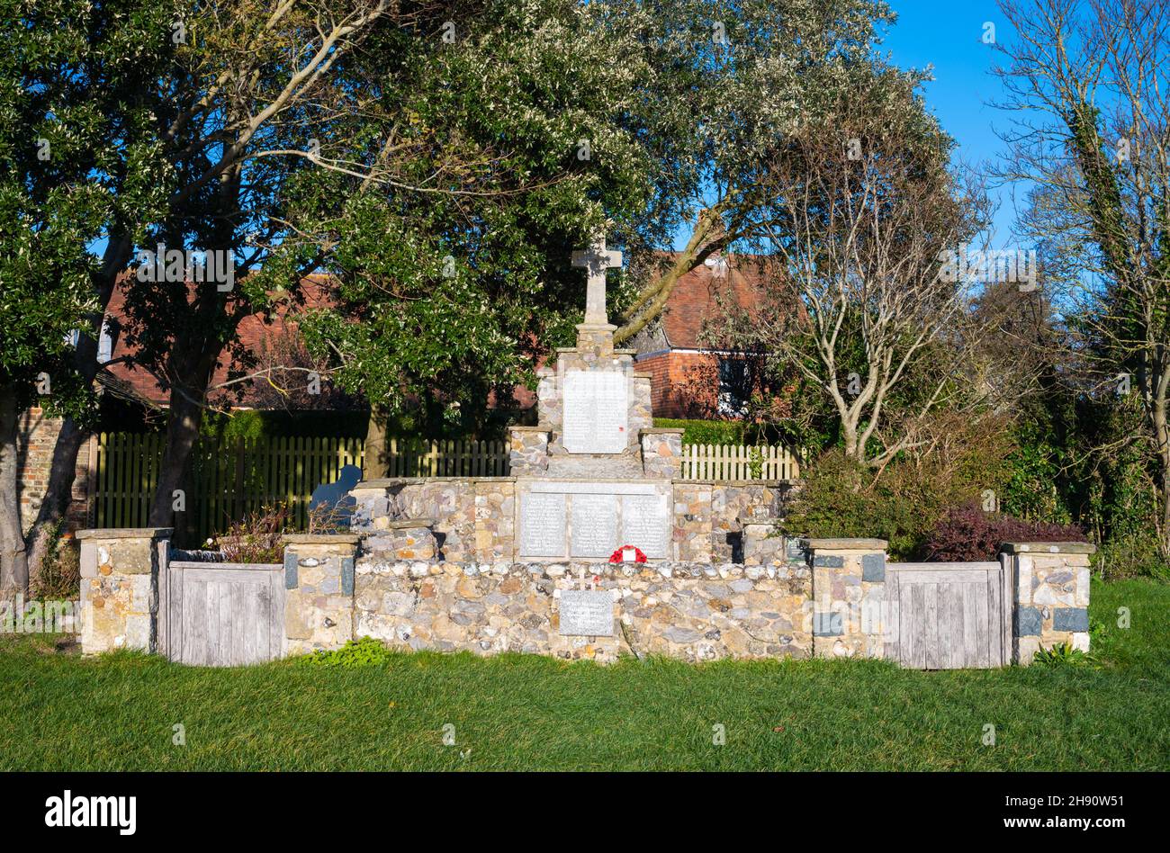 Il grado II ha elencato il monumento commemorativo di guerra che commemora quelli da Bosham che sono morti in entrambe le guerre mondiali. Situato a Quay Meadow, Bosham, West Sussex, Inghilterra, Regno Unito. Foto Stock