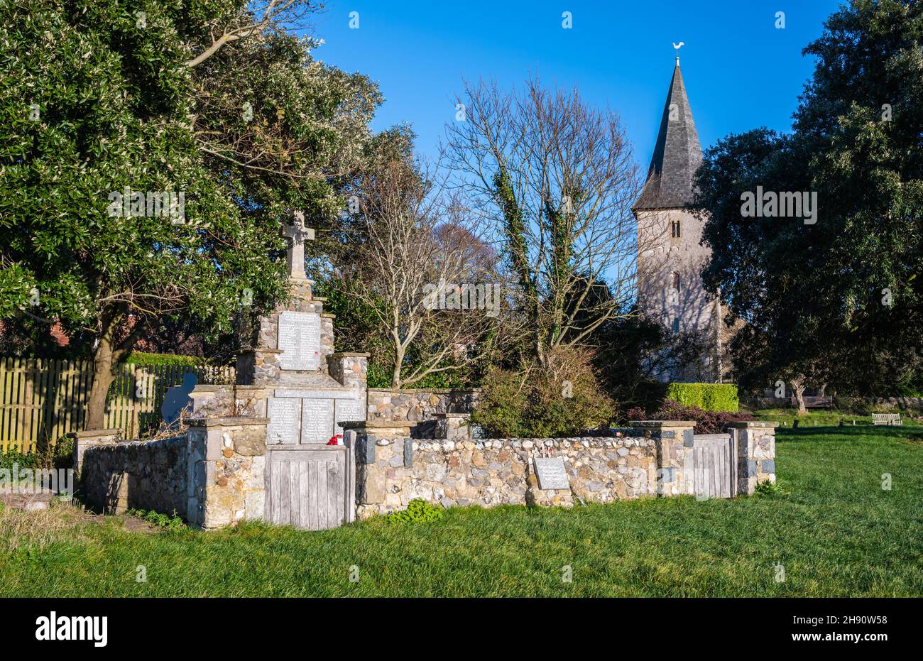 Il grado II ha elencato il monumento commemorativo di guerra che commemora quelli da Bosham che sono morti in entrambe le guerre mondiali. Situato a Quay Meadow, Bosham, West Sussex, Inghilterra, Regno Unito. Foto Stock