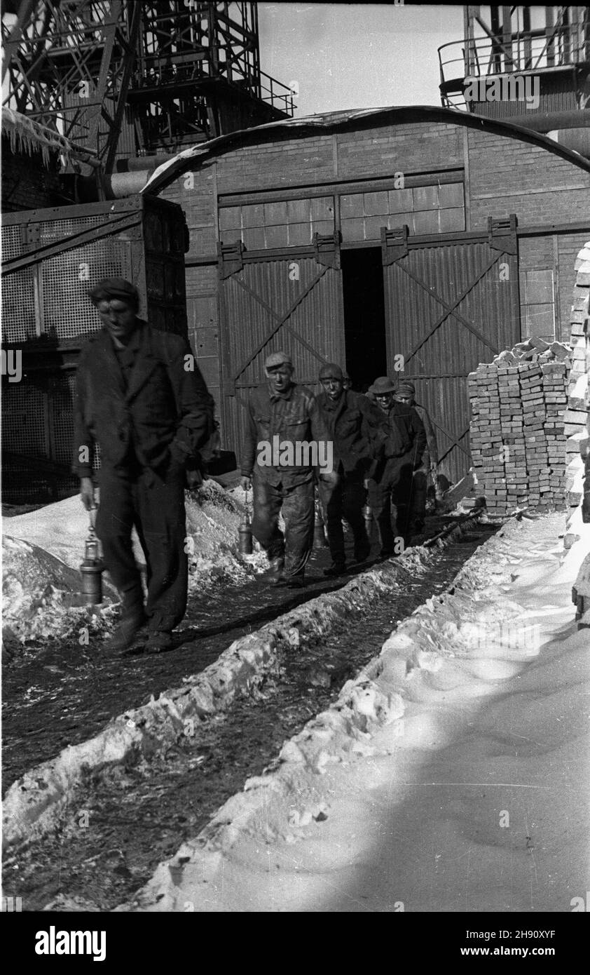 Wa³brzych, 1947-03. Kopalnia wegla kamiennego Boles³aw Chrobry. NZ. górnicy schodz¹ z szychty. wb PAP/Komorowski Dok³adny dzieñ wydarzenia nieustalony. Walbrzych, marzo 1947. La miniera di carbone duro di Boleslaw Chrobry. Nella foto: Minatori che terminano il lavoro. wb PAP/Komorowski Foto Stock