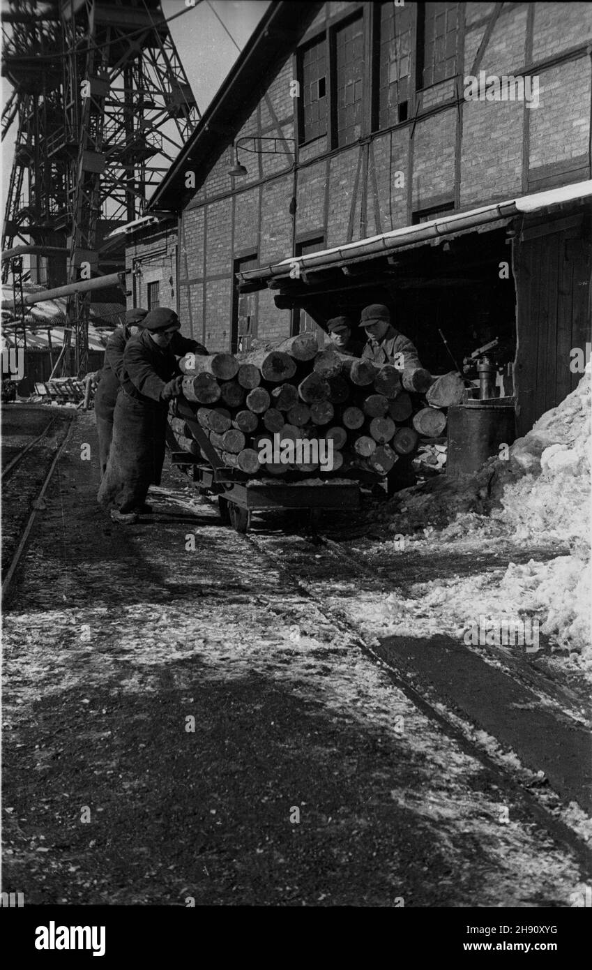 Wa³brzych, 1947-03. Kopalnia wegla kamiennego Boles³aw Chrobry. wb PAP/Komorowski Dok³adny dzieñ wydarzenia nieustalony. Walbrzych, marzo 1947. La miniera di carbone duro di Boleslaw Chrobry. wb PAP/Komorowski Foto Stock