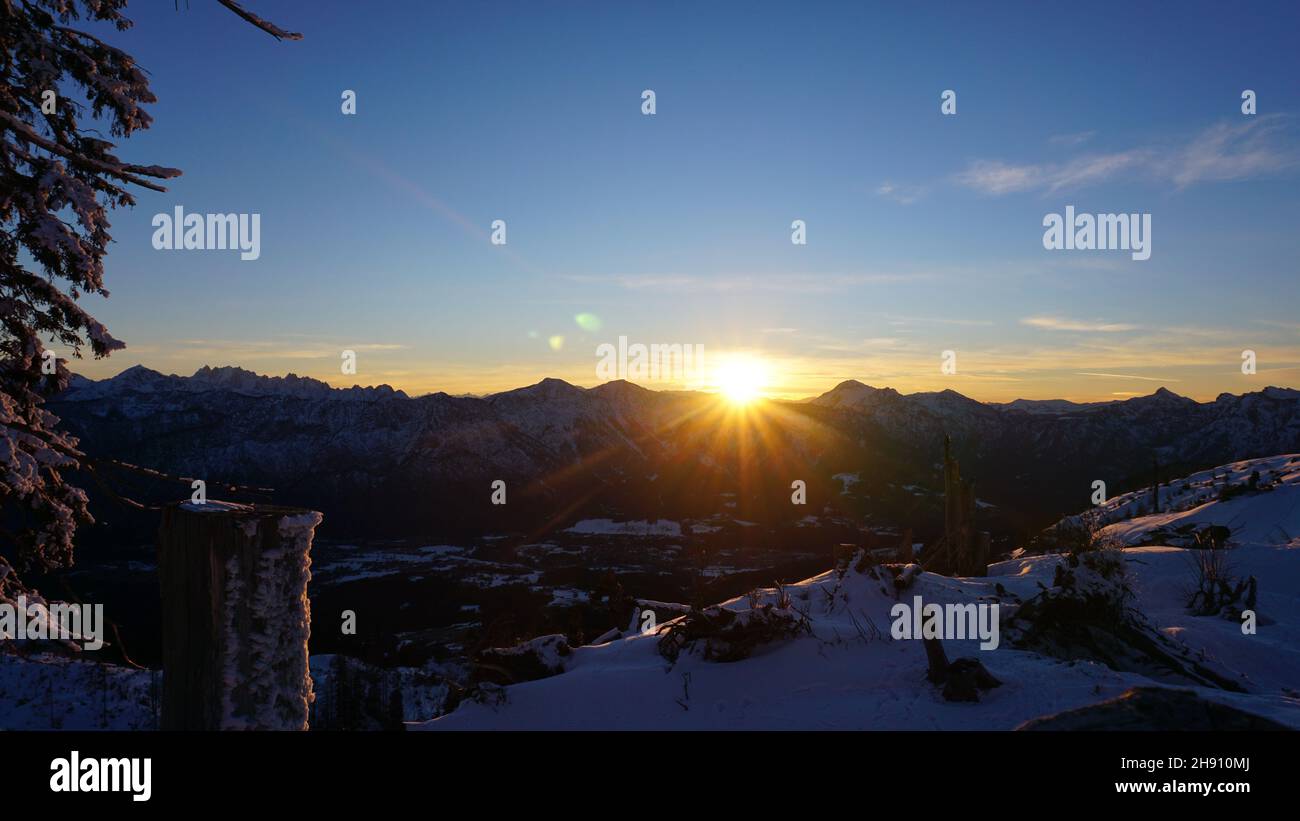 Un tramonto invernale sulla cima del 'Raschberg'. Foto Stock