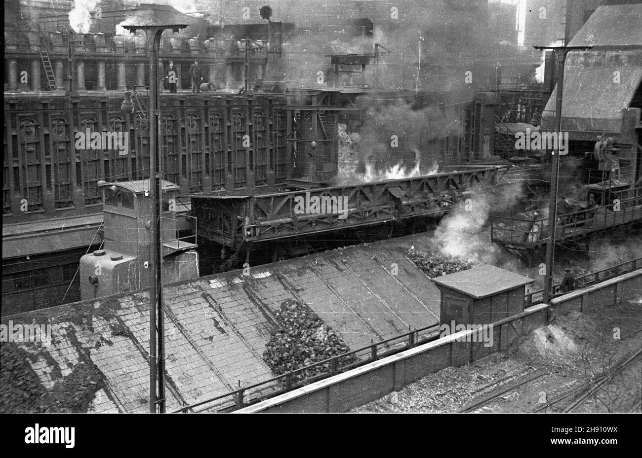 Wa³brzych, 1947-03. Koksownia przy kopalni wêgla kamiennego Boles³aw Chrobry. Wysypywanie rozpalonego, odgazowanego wêgla z pieca koksowniczego. wb PAP/Komorowski Dok³adny dzieñ wydarzenia nieustalony. Walbrzych, marzo 1947. Un impianto di coking presso la miniera di carbone duro Boleslaw Chrobry. Nella foto: Il rilascio di carbone carbonizzato riscaldato dal forno di coke. wb PAP/Komorowski Foto Stock