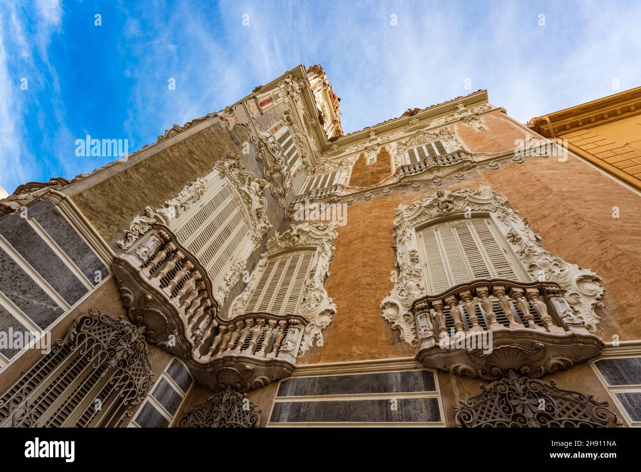 Valencia, Spagna. 1° dicembre 2021. Vista ad angolo basso del palazzo Marques de Dos Aguas Foto Stock