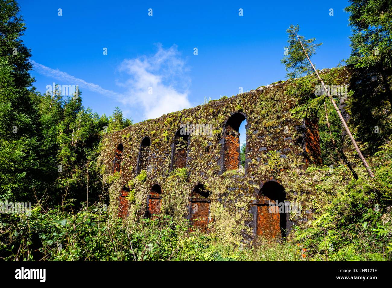 L'Aquadotto 'Muro das nove Janelas' si trova ad un'altezza di 760 metri vicino a Caldeira das Sete Cidades sulla costa occidentale di Sao Miguel. Questo Muro Foto Stock