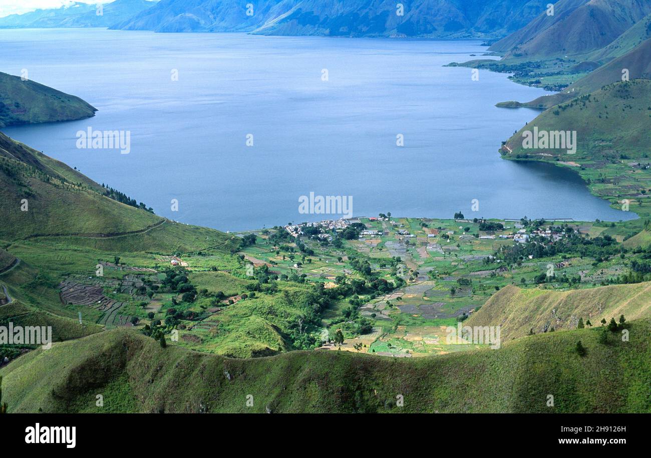 Il lago Toba occupa la caldera di un supervulcano (il più grande del mondo). Sumatra, Indonesia. Foto Stock