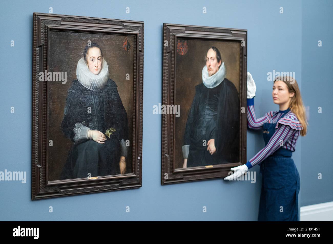 Un gestore artistico di Sotheby con 'Ritratto di Jacob de Witte' e 'Ritratto di Maria Nutius' di Van Dyck, che si stima prelevi da £4,000,000 a £6,000,000, durante una telefonata al Sotheby's di Mayfair, Londra, per la loro prossima ammiraglia Old Masters Evening sale che include uno studio riscoperto di John Constable, Un paio di ritratti raramente visti da Sir Anthony Van Dyck e un dipinto ad olio recentemente riscoperto da JMW Turner. Data foto: Venerdì 3 dicembre 2021. Foto Stock