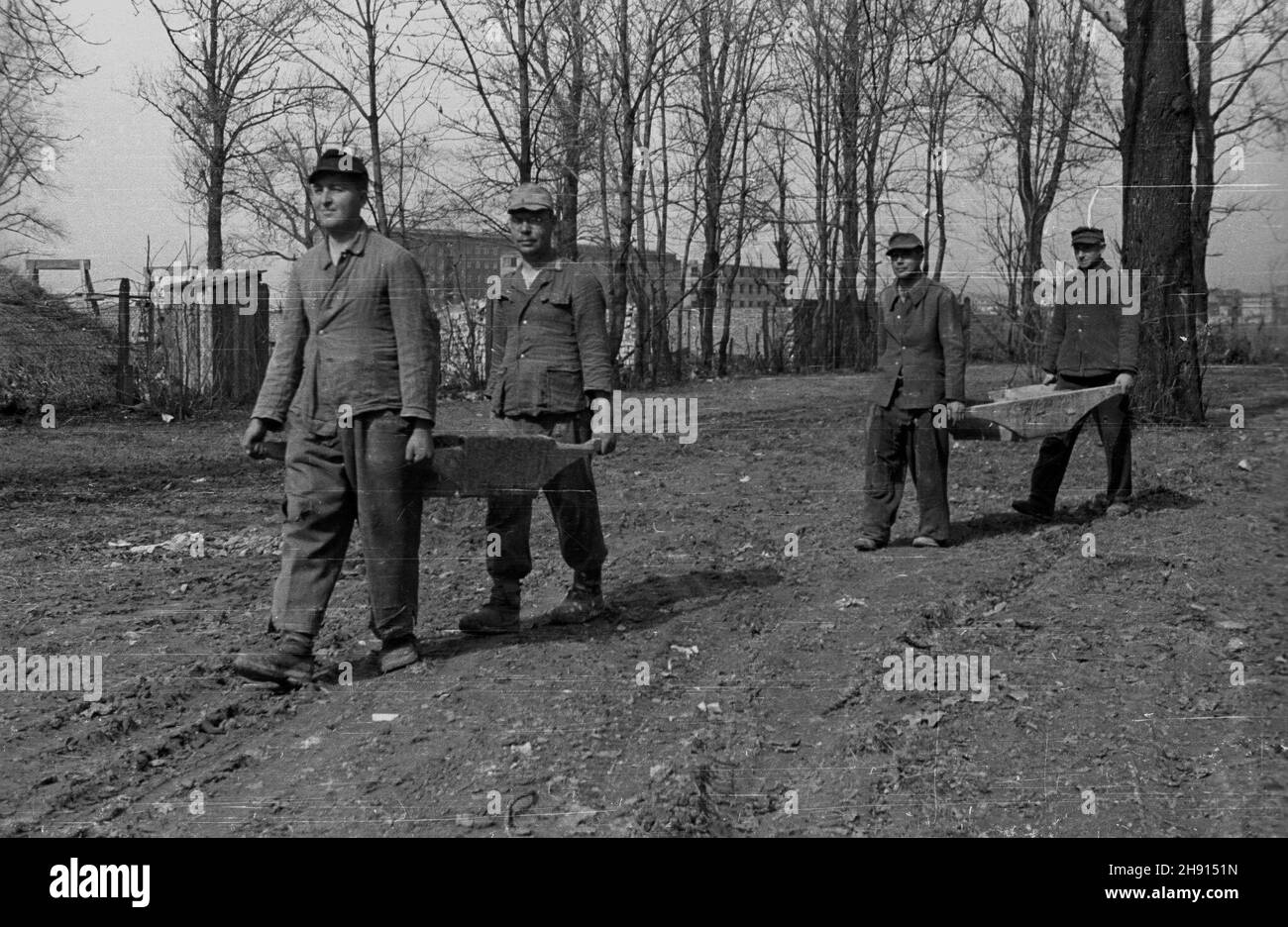 Warszawa, 1947-03. Jeñcy niemieccy porz¹dkuj¹ teren wokó³ Instytutu Geologicznego przy ul. Rakowieckiej. W tle gmach Urzêdu Patentowego i Centralnego Zarz¹du Energetyki. wb PAP Dok³adny dzieñ wydarzenia nieustalony. Varsavia, marzo 1947. Prigionieri di guerra tedeschi che fanno lavori di manutenzione intorno all'Istituto Geologico in via Rakowiecka. Sullo sfondo la costruzione dell'Ufficio brevetti e della Power Industry Central Management. wb PAP Foto Stock