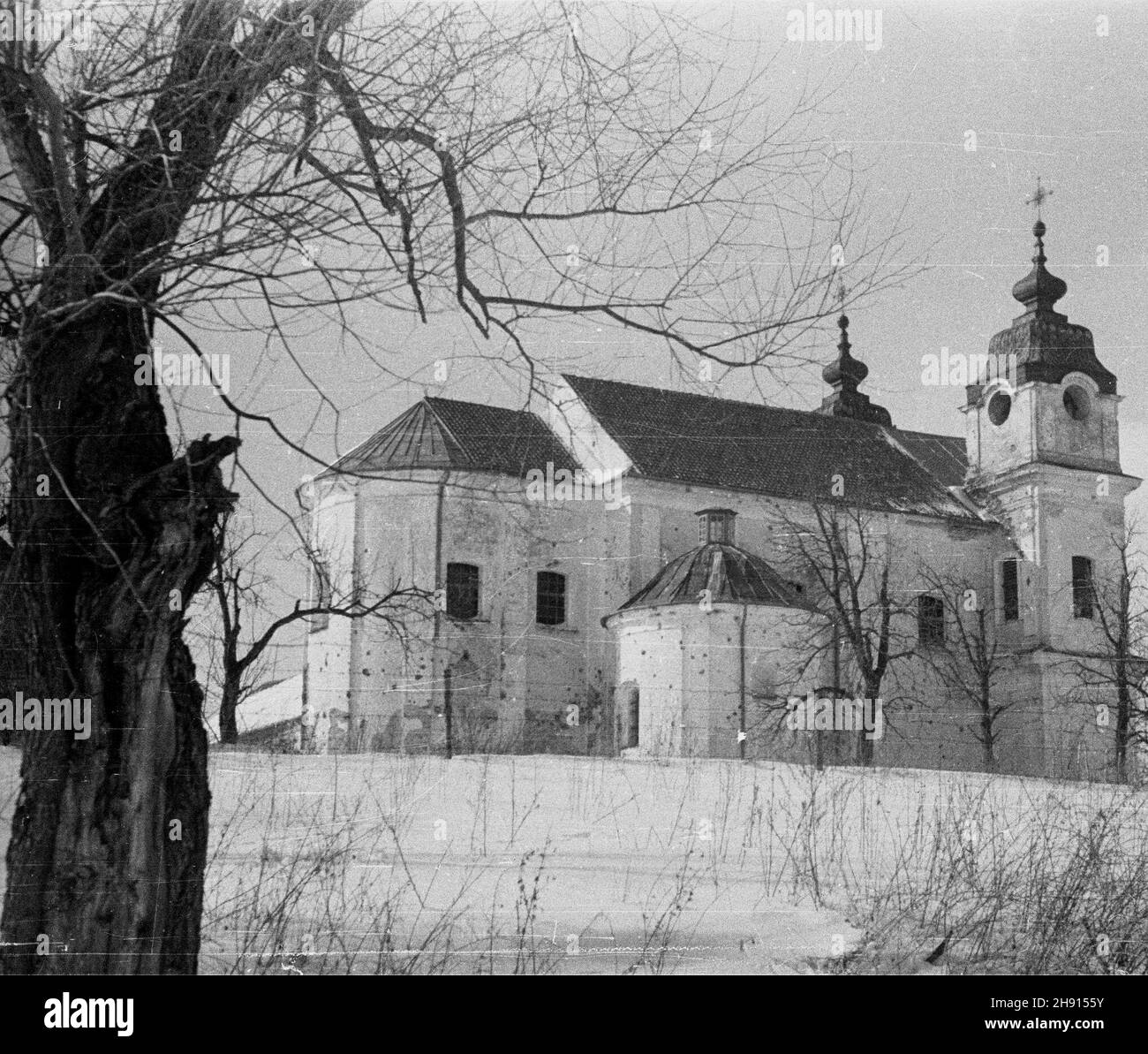 Warka, 1947-03. Barokowy koœció³ pofranciszkañski z XVII con pw. Matki Boskiej Szkaplerznej. Ad PAP/Stanis³aw D¹browiecki Dok³adny dzieñ wydarzenia nieustalony. Warka, marzo 1947. La Santa Maria della chiesa Scapolare post-francescana del 17 ° secolo. Ad PAP/Stanislaw Dabrowiecki Foto Stock