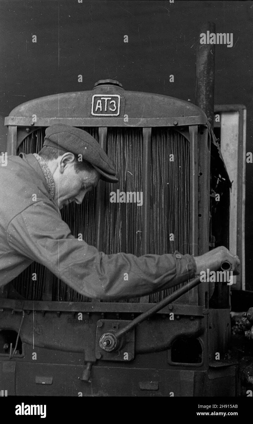 Szczecin, 1947-03. Junacy Przysposobienia Rolniczo-Wojskowego (PRW) ze Szko³y Przysposobienia Przemys³owego nr 45 przy ulicy ho¿ej montuj¹ traktory z importowanych czêœci. NZ. mechanik uruchamia silnik traktora ATZ. wb PAP Dok³adny dzieñ wydarzenia nieustalony. Szczecin, marzo 1947. Gioventù del Centro di formazione agricolo-militare presso la No 45 Industry School di Hoza Street, che si accerca di trattori da parti importate. Nella figura: Un meccanico avvia il motore del trattore ATZ. wb PAP Foto Stock