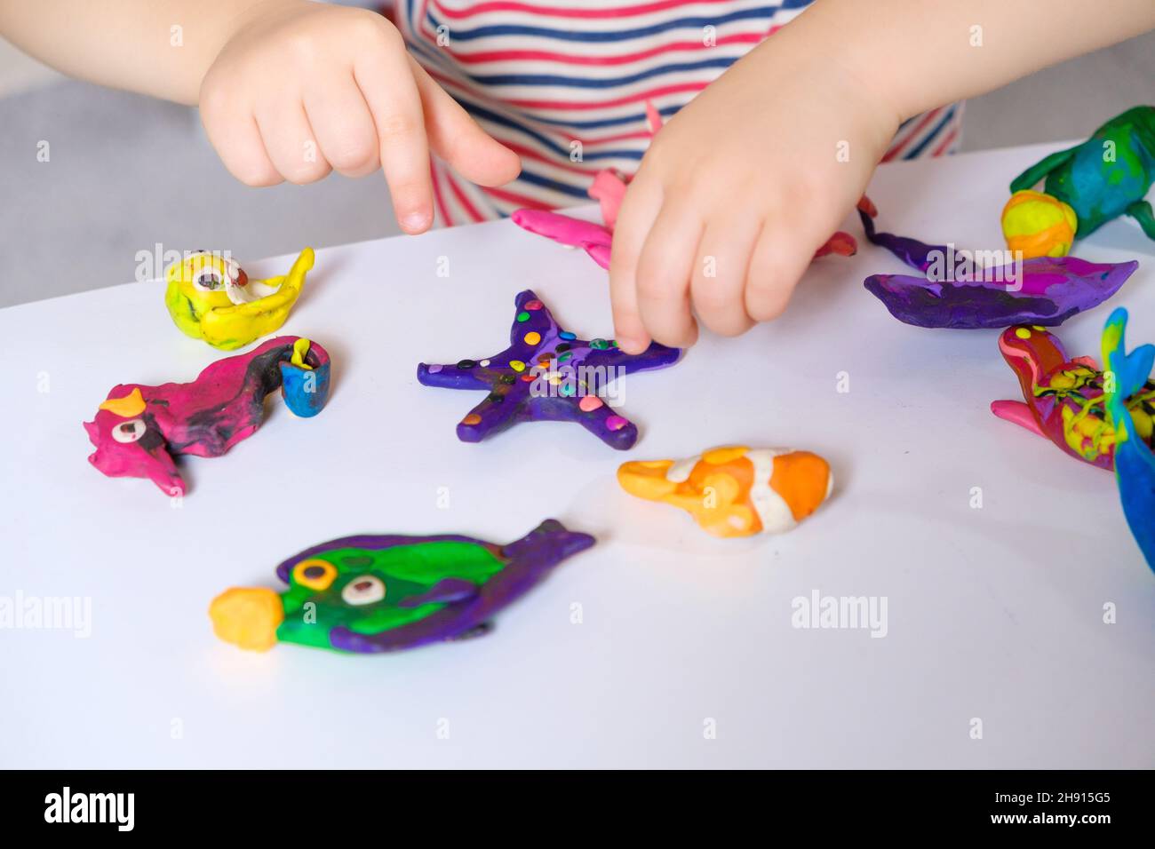 Mani e mestieri per bambini in plastilina, sculture in pasta per prescolare  figure di animali marini Foto stock - Alamy