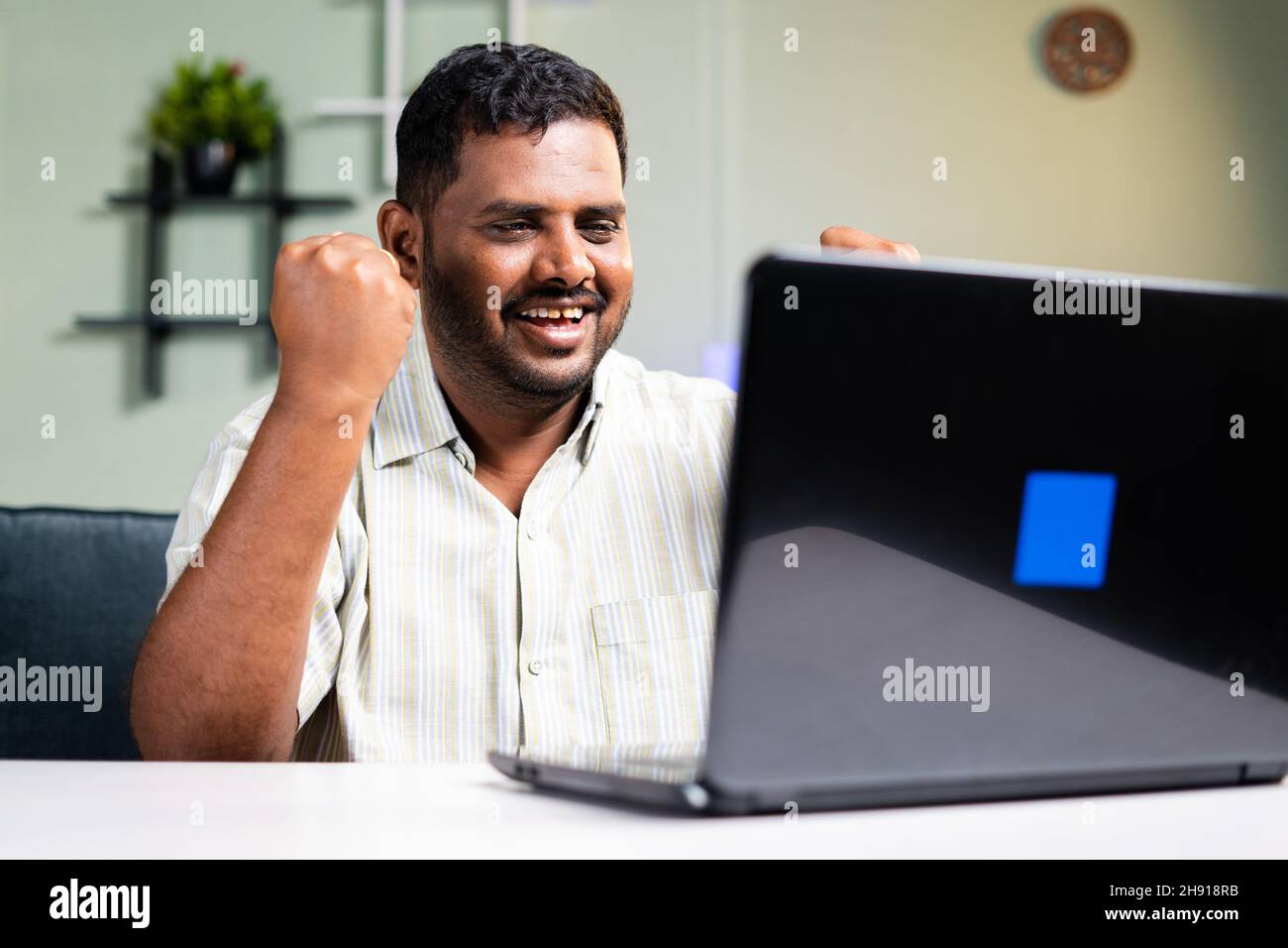 Festeggiamo l'uomo obeso vedendo le buone notizie sul laptop mentre lavora a casa - concetto del dipendente ha ottenuto la promozione o affare di affari, lettera di offerta e. Foto Stock