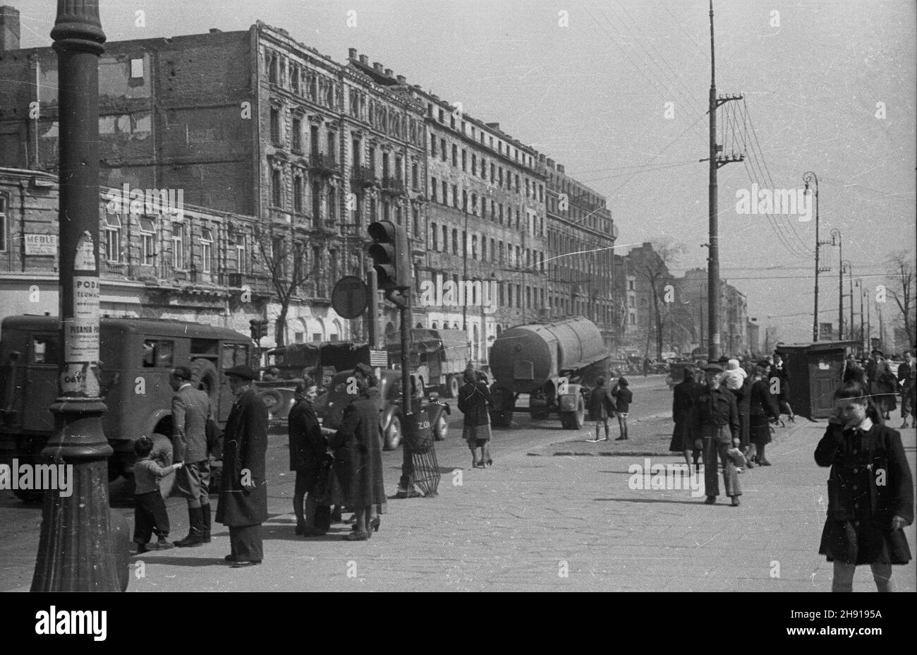 Warszawa, 1947-04. Ruch uliczny w alei Sikorskiego. Widok ze skrzy¿owania z ulic¹ Brack¹. wb PAP Dok³adny dzieñ wydarzenia nieustalony. Varsavia, aprile 1947. Traffico cittadino su Sikorskiego Avenue. Una vista dall'incrocio con Bracka Street. wb PAP Foto Stock