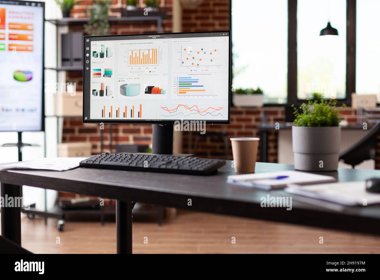 Scrivania vuota con grafici dei dati aziendali sul computer. Monitorare con statistiche finanziarie per pianificare lo scambio commerciale globale e la strategia di ricerca nel luogo di lavoro startup. Analisi di marketing Foto Stock