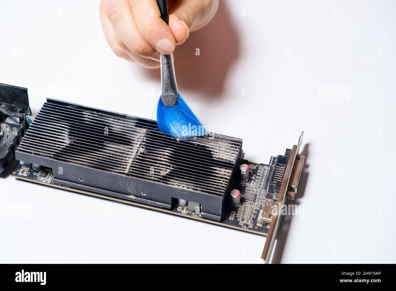 La procedura guidata del computer rimuove la polvere dalla scheda video. Foto Stock