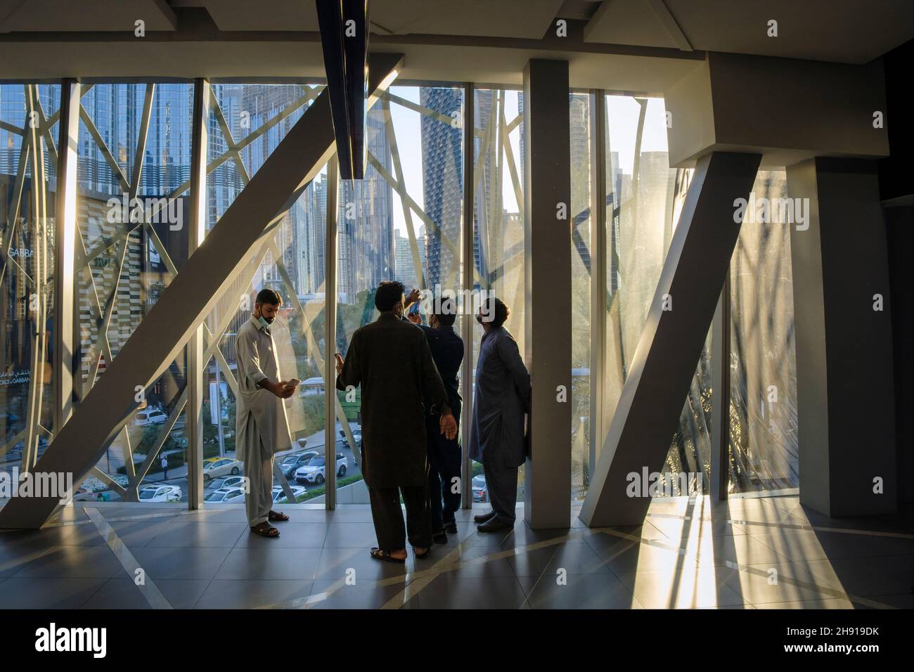 Persone che fotografano il Burj Khalifa dal Dubai Mall Metro link Bridge, Dubai, Emirati Arabi Uniti Foto Stock